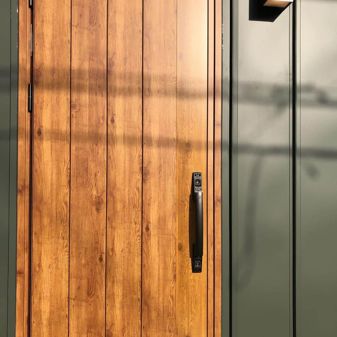 アーキ ホームライフさんのインスタグラム写真 - (アーキ ホームライフInstagram)「🚪 モスグリーン×木目扉 個人的に最強すぎる組み合わせです🥰 [イワサ] .  #アーキホームライフ #ホームライフ100 #注文住宅 #デザイン住宅 #マイホーム #home #house #family #おしゃれな家 #こだわりの家 #一戸建て #福知山 #豊岡 #舞鶴 #加東 #加古川 #姫路 #和泉 #千里 #新築 #ガルバリウム外壁 # #玄関扉 #モスグリーン #木目調」1月30日 15時31分 - archihomelife_after