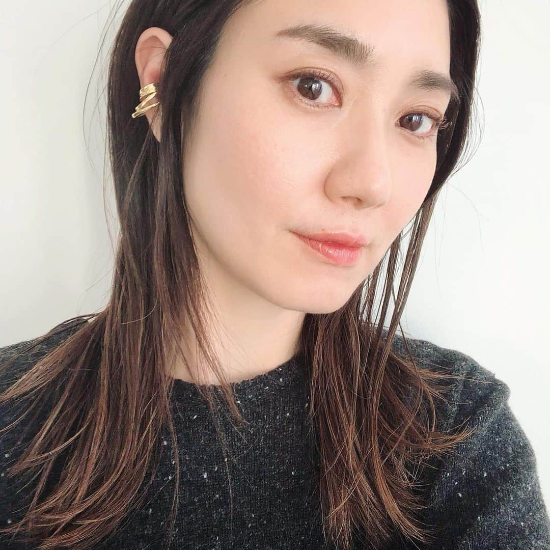 東原妙子さんのインスタグラム写真 - (東原妙子Instagram)「. ピアスの穴が開いていないのでもっぱらイヤカフ派。 シルバー系が多かったけれど最近ゴールド系を追加しました。 豪華トリプルコラボのイヤカフ👇 MARIA BLACK × CHINO for Demi-Luxe BEAMS  @mariablackjp  @mariablackjewellery  @cinoh_official  @demiluxebeams  . リップはCelvokeの新色ピンクNo.13 @celvoke.jp  @mikako888  . ちょっとしたことでも顔まわりの変化は気分転換に有効かも👂💋 . #earcaff#mariablack#cinoh#demiluxebeams#beams#lipgloss#celvoke#今月多忙によりインスタ更新を怠っていたら#あまりに色々な方から心配の連絡をいただきましたので#今日は頑張ってアップしてみています#死亡はしていますが元気です🧟‍♀️#インスタって安否確認のツールなのか」1月30日 15時31分 - taekohigashihara