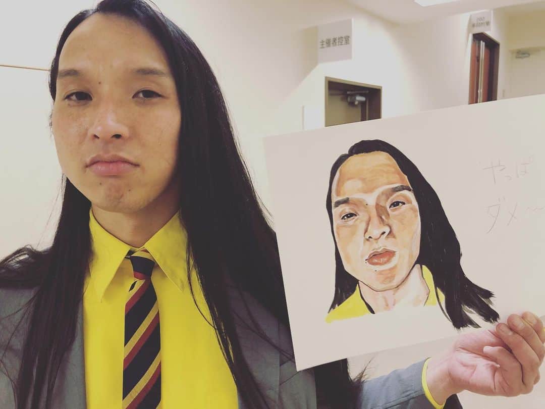 森慎太郎のインスタグラム：「本人に絵を持って写真撮ってもらった！！ #出雲まで #カバンに入れて持ってきた甲斐があった #ただ #イチローとイチモツ間違えるってあれなんですかー #てツッコまれました #笑 #トムブラウン布川 くん #ありがとう」