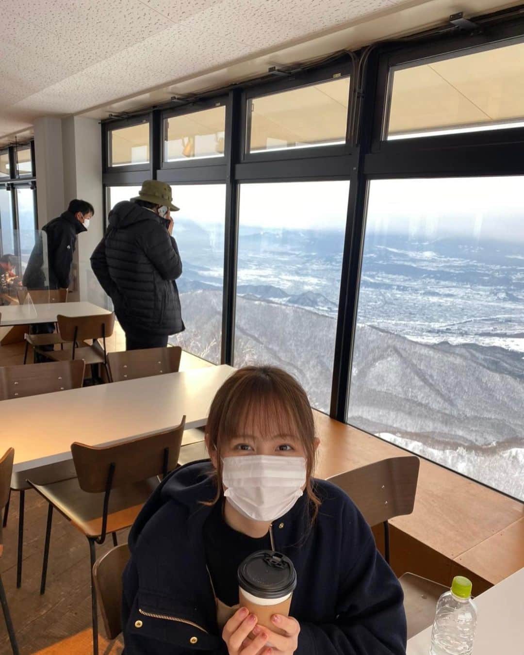 西村菜那子のインスタグラム：「わがまま！気まま！旅気分ロケでの写真今から載せます☺︎ 今年初のスキー場行ってきました🎿 ・よまさ温泉スキー場 ・竜王スキーパーク ・野沢温泉スキー場 なんと長野県内で３つも行きました！☺︎  寒くて寒くてココア頂いて満面の私。後ろにいるのは優しい優しいカメラマンのお二方（お父さんみたいだった☺︎笑）  そして２枚目の通り、スノボにも初挑戦…！（いや、顔）（自信の無さ全面）  #長野県観光　#山ノ内町　#野沢温泉村」