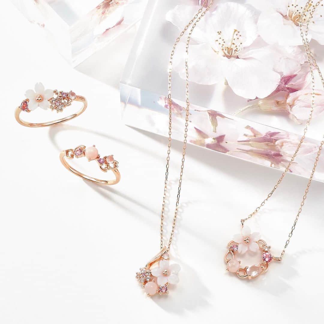 サマンサタバサさんのインスタグラム写真 - (サマンサタバサInstagram)「. .  Samantha Tiara﻿ 2021 Spring Collection﻿  ﻿ 🌸SAKURA JEWELRY🌸﻿ ﻿ ﻿ 私たち日本人にとって、﻿ とても大切にしている花〝桜″。﻿ ﻿ 2021年も満開の桜が﻿ 皆様の心に咲き誇るよう願いを込めて、﻿ サマンサティアラの桜ジュエリーを﻿ 提案します💍✨﻿  店頭販売は2/5(金)START🏹 公式オンラインSHOPにて先行予約受付中💕  @samantha.tiara_official   ＊┈┈┈┈┈┈┈┈┈┈┈┈┈┈┈＊﻿  2/5(金)〜 期間中、サマンサティアラ・サマンサシルヴァの店舗、 公式オンラインショップにて、 税込30,000円以上ご購入のお客様に オリジナルエコバッグをプレゼント🎁！  ※公式オンラインショップでは、 サマンサティアラ・サマンサシルヴァのジュエリーが 対象となります。  ※数に限りがございますので、 なくなり次第終了となります。  ﻿ #samanthatiara #サマンサティアラ #🌸  #桜 #sakura #桜ジュエリー #櫻花 #벚꽃  #cherryblossom #さくら  #spring #springcollection #2021 #春」1月30日 15時35分 - samantha.thavasa.info