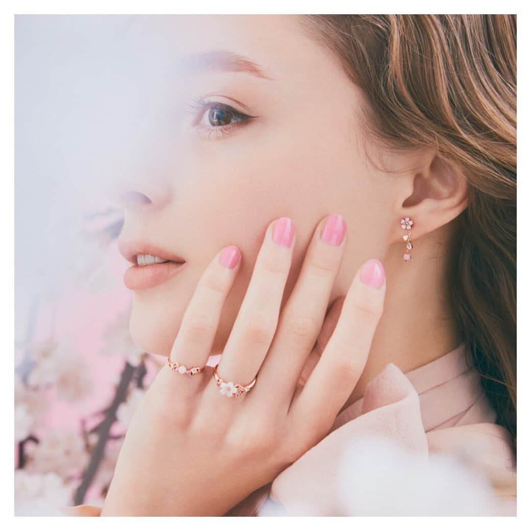 サマンサタバサさんのインスタグラム写真 - (サマンサタバサInstagram)「. .  Samantha Tiara﻿ 2021 Spring Collection﻿  ﻿ 🌸SAKURA JEWELRY🌸﻿ ﻿ ﻿ 私たち日本人にとって、﻿ とても大切にしている花〝桜″。﻿ ﻿ 2021年も満開の桜が﻿ 皆様の心に咲き誇るよう願いを込めて、﻿ サマンサティアラの桜ジュエリーを﻿ 提案します💍✨﻿  店頭販売は2/5(金)START🏹 公式オンラインSHOPにて先行予約受付中💕  @samantha.tiara_official   ＊┈┈┈┈┈┈┈┈┈┈┈┈┈┈┈＊﻿  2/5(金)〜 期間中、サマンサティアラ・サマンサシルヴァの店舗、 公式オンラインショップにて、 税込30,000円以上ご購入のお客様に オリジナルエコバッグをプレゼント🎁！  ※公式オンラインショップでは、 サマンサティアラ・サマンサシルヴァのジュエリーが 対象となります。  ※数に限りがございますので、 なくなり次第終了となります。  ﻿ #samanthatiara #サマンサティアラ #🌸  #桜 #sakura #桜ジュエリー #櫻花 #벚꽃  #cherryblossom #さくら  #spring #springcollection #2021 #春」1月30日 15時35分 - samantha.thavasa.info