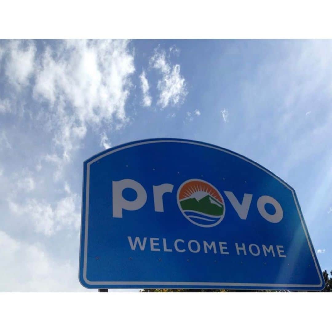 Grace Bonneyさんのインスタグラム写真 - (Grace BonneyInstagram)「@moanaloveniu: Provo, Utah: “Nai Loloma Kamikamica Va Na Wasawasa" (Sweet's Ocean of Love) Anything is Possible, from the Islands to Amelika, For our Parents who made it possible. Provo is where I was raised, the place where my family lived when we first came to the USA, when I was 4 years old. I give thanks to Provo where I crafted my struggles, anger, and sufferings into my creativity and my art. This is where I watched my sister, Fui create her art, & she taught me about art. The place where I would draw and draw and draw and create absolutely anything. I knew I wanted to live a different a life. I knew I could have a another life through my art. This community mural was created by Pacific Islander and Latinx community in Provo. This mural was painted in 5 days. #MoanaLove #OceaniaLove #Provo #provoutah」1月30日 15時48分 - designsponge