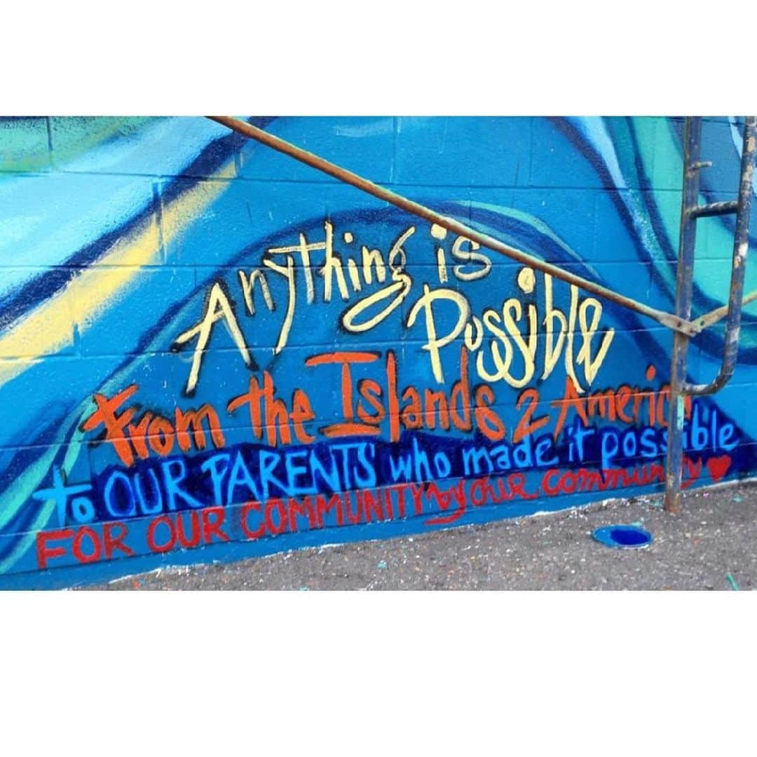 Grace Bonneyさんのインスタグラム写真 - (Grace BonneyInstagram)「@moanaloveniu: Provo, Utah: “Nai Loloma Kamikamica Va Na Wasawasa" (Sweet's Ocean of Love) Anything is Possible, from the Islands to Amelika, For our Parents who made it possible. Provo is where I was raised, the place where my family lived when we first came to the USA, when I was 4 years old. I give thanks to Provo where I crafted my struggles, anger, and sufferings into my creativity and my art. This is where I watched my sister, Fui create her art, & she taught me about art. The place where I would draw and draw and draw and create absolutely anything. I knew I wanted to live a different a life. I knew I could have a another life through my art. This community mural was created by Pacific Islander and Latinx community in Provo. This mural was painted in 5 days. #MoanaLove #OceaniaLove #Provo #provoutah」1月30日 15時48分 - designsponge