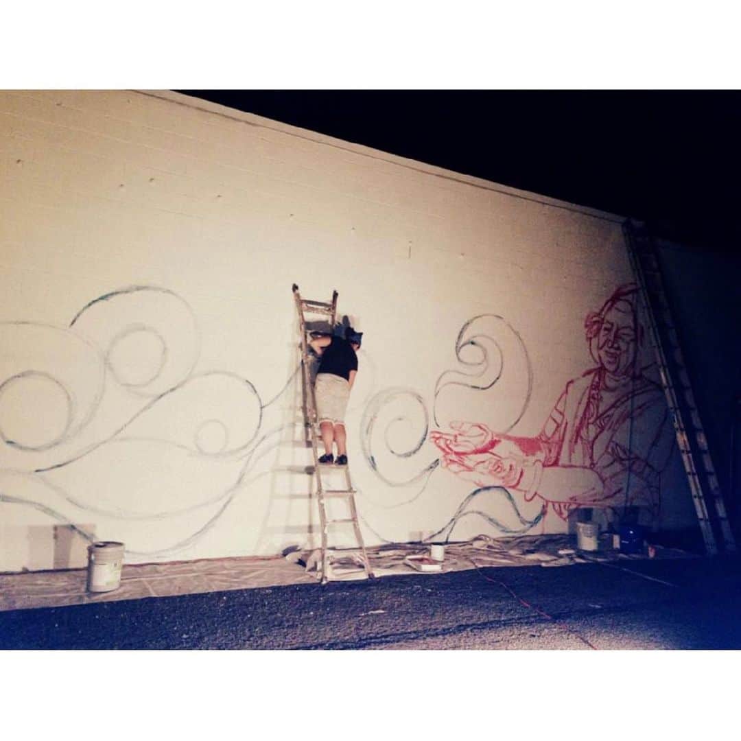 Grace Bonneyさんのインスタグラム写真 - (Grace BonneyInstagram)「@moanaloveniu: Provo, Utah: “Nai Loloma Kamikamica Va Na Wasawasa" (Sweet's Ocean of Love) Anything is Possible, from the Islands to Amelika, For our Parents who made it possible. Provo is where I was raised, the place where my family lived when we first came to the USA, when I was 4 years old. I give thanks to Provo where I crafted my struggles, anger, and sufferings into my creativity and my art. This is where I watched my sister, Fui create her art, & she taught me about art. The place where I would draw and draw and draw and create absolutely anything. I knew I wanted to live a different a life. I knew I could have a another life through my art. This community mural was created by Pacific Islander and Latinx community in Provo. This mural was painted in 5 days. #MoanaLove #OceaniaLove #Provo #provoutah」1月30日 15時48分 - designsponge