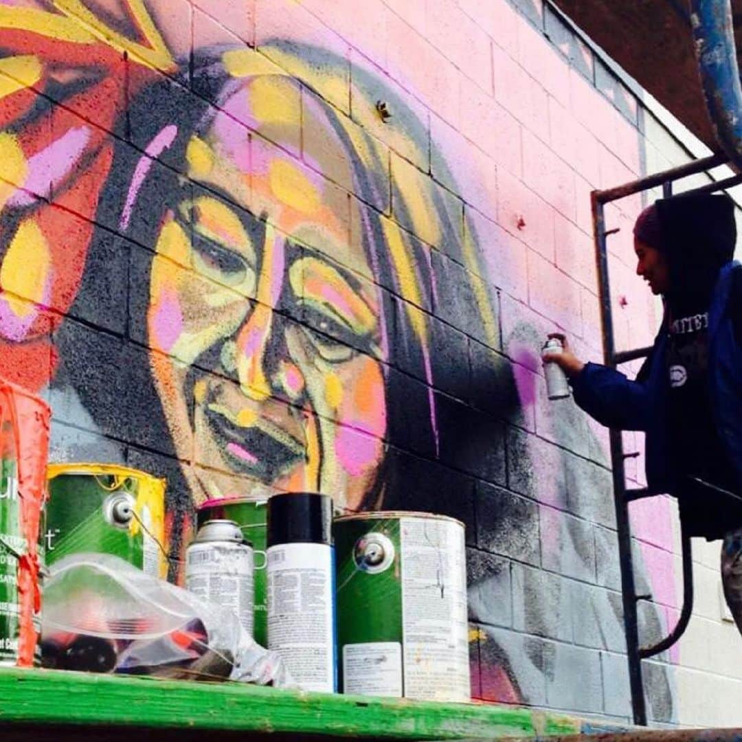 Grace Bonneyさんのインスタグラム写真 - (Grace BonneyInstagram)「@moanaloveniu: Provo, Utah: “Nai Loloma Kamikamica Va Na Wasawasa" (Sweet's Ocean of Love) Anything is Possible, from the Islands to Amelika, For our Parents who made it possible. Provo is where I was raised, the place where my family lived when we first came to the USA, when I was 4 years old. I give thanks to Provo where I crafted my struggles, anger, and sufferings into my creativity and my art. This is where I watched my sister, Fui create her art, & she taught me about art. The place where I would draw and draw and draw and create absolutely anything. I knew I wanted to live a different a life. I knew I could have a another life through my art. This community mural was created by Pacific Islander and Latinx community in Provo. This mural was painted in 5 days. #MoanaLove #OceaniaLove #Provo #provoutah」1月30日 15時48分 - designsponge