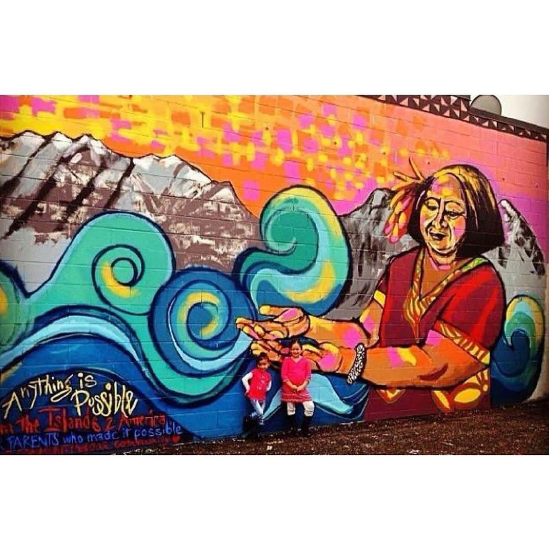 Grace Bonneyのインスタグラム：「@moanaloveniu: Provo, Utah: “Nai Loloma Kamikamica Va Na Wasawasa" (Sweet's Ocean of Love) Anything is Possible, from the Islands to Amelika, For our Parents who made it possible. Provo is where I was raised, the place where my family lived when we first came to the USA, when I was 4 years old. I give thanks to Provo where I crafted my struggles, anger, and sufferings into my creativity and my art. This is where I watched my sister, Fui create her art, & she taught me about art. The place where I would draw and draw and draw and create absolutely anything. I knew I wanted to live a different a life. I knew I could have a another life through my art. This community mural was created by Pacific Islander and Latinx community in Provo. This mural was painted in 5 days. #MoanaLove #OceaniaLove #Provo #provoutah」