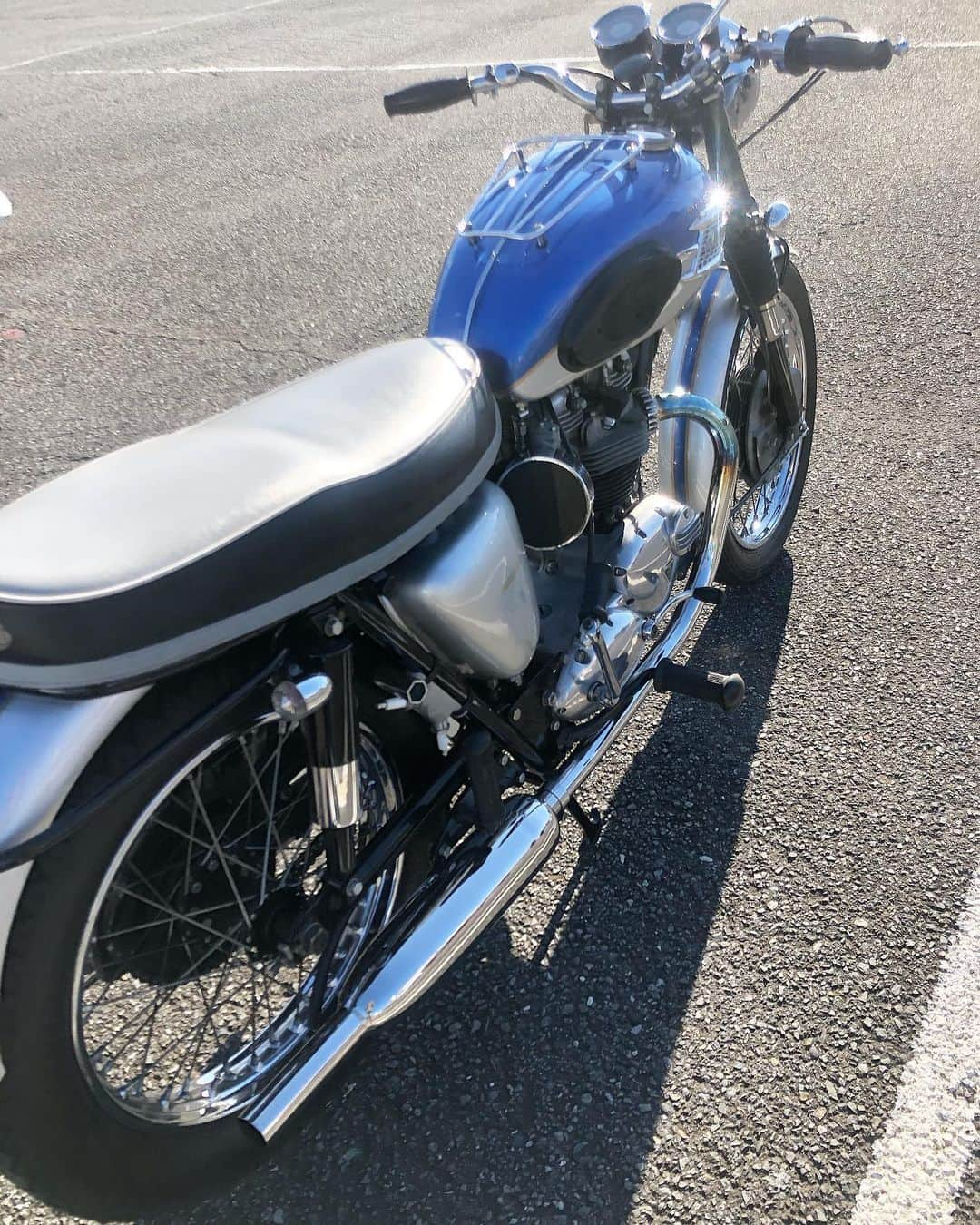 KIYOさんのインスタグラム写真 - (KIYOInstagram)「1月も終わりだから走るぜ‼︎ #triumph #t120 #bonneville #bonnie #britbike #britishmotorcycles #classicmotorcycles #lewisleathers #madeinengland #rockers  #caferacer #tonupboys #triumphmotorcycles #vintagetriumph #manga #japanesecomic #fashion #バイクメーン #ボニー #トライアンフ #ボンネビル #ロッカーズ #カフェレーサー #ルイスレザー #ビンテージトライアンフ #ガレージライフ」1月30日 15時44分 - kiriko009