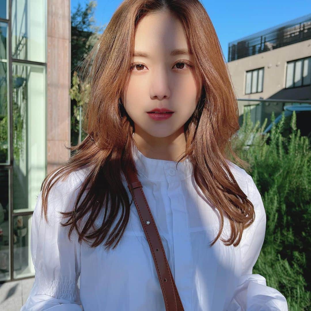 のインスタグラム：「🌤💓 ㅤㅤㅤㅤㅤㅤㅤㅤㅤㅤㅤㅤㅤ 朝から活動していい休日☺️ 天気もいいし気持ちよい😝✨ ㅤㅤㅤㅤㅤㅤㅤㅤㅤㅤㅤㅤㅤ #9unq #shooting #촬영 #유튜브 #유튜버 #긴머리스타일 #긴머리 #블라우스 #희영 #블라우스코디 #날씨좋다 #ロングヘア #撮影 #ひよん #白ブラウス #ブラウスコーデ #韓国女子 #韓国」
