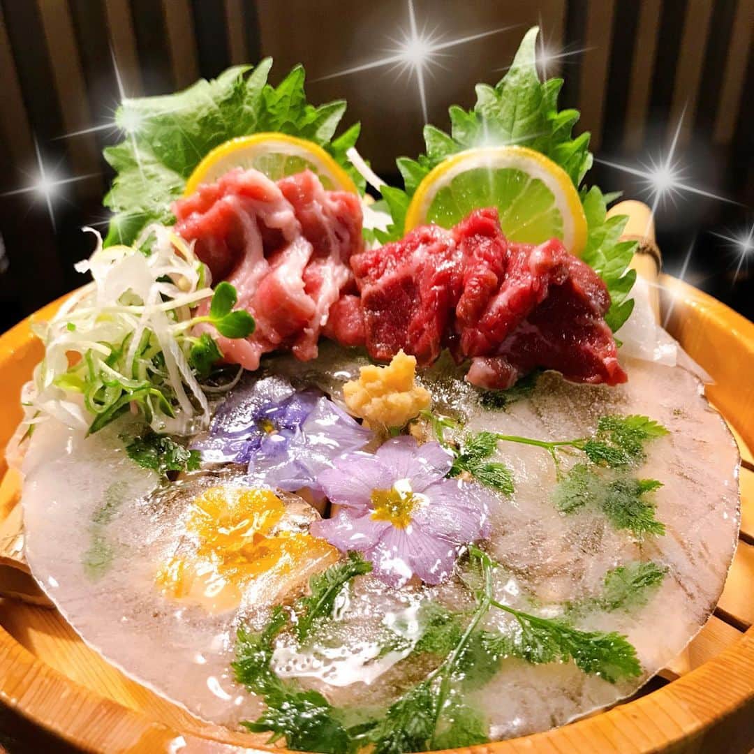 のインスタグラム：「まいど九州魂（くすだま）天王寺店です！  出現率レアの鮮馬刺しHANAGOORI盛り！  今日は出るかな〜？  ご来店、お待ちしてます！  #阿倍野居酒屋 #阿倍野グルメ #天王寺グルメ #天王寺居酒屋 #B級グルメ #九州居酒屋 #博多もつ鍋 #花氷盛り」