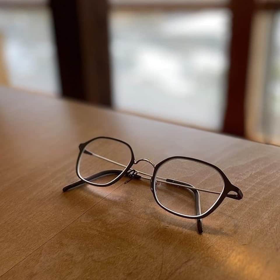 伊藤瑞貴建築設計事務所さんのインスタグラム写真 - (伊藤瑞貴建築設計事務所Instagram)「G.A.YELLOWSさんで、お引き渡しついでに眼鏡を購入してきました！  選定したものは、シンプルでクラッシックな奥行きのある眼鏡！  眼鏡コレクションがそれなりに増えてきたのですが、 今回の眼鏡はここぞというプレゼンの時に掛けていこうと思います！！  そして、選んでいる時に見つけたツマの眼鏡とそっくりな眼鏡。 早速LINEで確認したところ、なんとG.A.YELLOWSさんものでした！  不思議なつながりを感じるお引き渡しでした！  納品は3月頃とのこと。 楽しみです！！  http://www.yellowsplus.com/index.php https://miaaa.biz/works/gayellows_202011/」1月30日 15時58分 - mizukiitooo