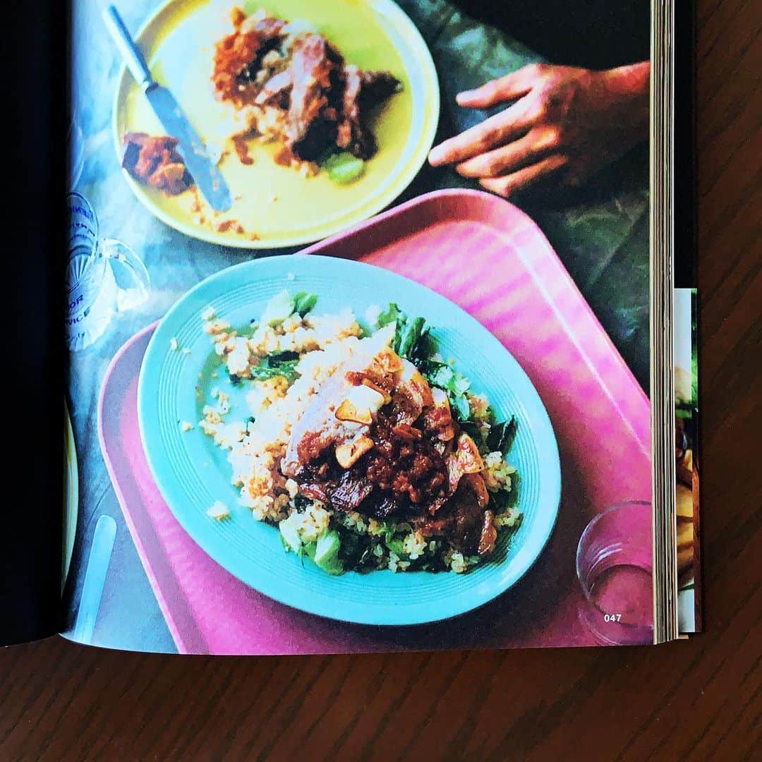 志摩有子さんのインスタグラム写真 - (志摩有子Instagram)「15年近いお付き合いになるマーシーこと、三浦理志　@mar4m さんがついにレシピ本を出版しました。料理上手でずっと本になればいいなと思っていたので本当に嬉しい。マーシーの熱い思いが伝わるように僭越ながら帯も書かせて頂きました。 我が家のステーキに欠かせず、インスタにあげるたびに作り方を聞かれるGOS（ゴールデンオニオンソース）もバッチリ載ってます。 どれもこれも食べてみたくなるレシピばかり。デザインもとってもカッコいい。 ぜひ、ご覧ください！  #三浦理志  #surfandnorfcookbook  #ミウラメシ #レシピ本」1月30日 15時50分 - ariko418