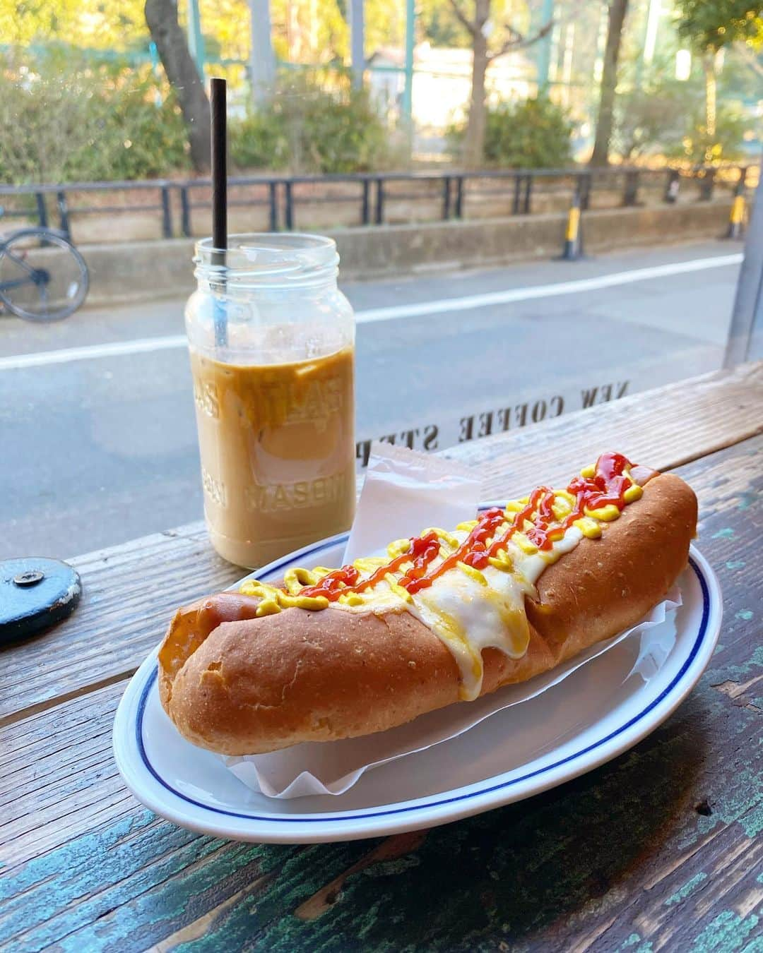 中倉隆道さんのインスタグラム写真 - (中倉隆道Instagram)「. 帰りの一杯☕️ . お昼食べ損ねたから チーズドッグも🌭 . . 美味しい😋💕 . #littlenap #littlenapcoffeestand #coffee #coffeetime #coffeestand #コーヒー #カフェラテ #帰りの一杯 #中倉隆道 #柿ピー研究家 #フリーアナウンサー #アニメ研究家」1月30日 15時52分 - ryudo.tokyo