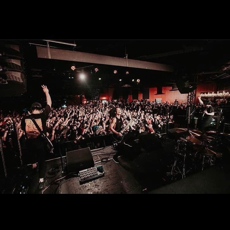 Crystal Lakeさんのインスタグラム写真 - (Crystal LakeInstagram)「Two years ago around this time, we did our first North American tour as an opener for @augustburnsred @fitforakingtx and @missmayiband .  We'll never forget the moment when everyone in the room started chanting our name right after our set on the first day of the tour.  Which bands do you want to see us tour with when we come over to your country next time?  📸: @rayduker  2年前の今頃、August Burns Red、Fit For A King、Miss May Iと初の北米ツアーを行いました。  ツアー初日のCrystal Lakeコールが始まったあの瞬間を忘れることはないでしょう。  ツアーが再開できるようになったら、どのバンドとツアーをしてほしいですか？コメントで聞かせてください。」1月30日 15時58分 - crystallake777