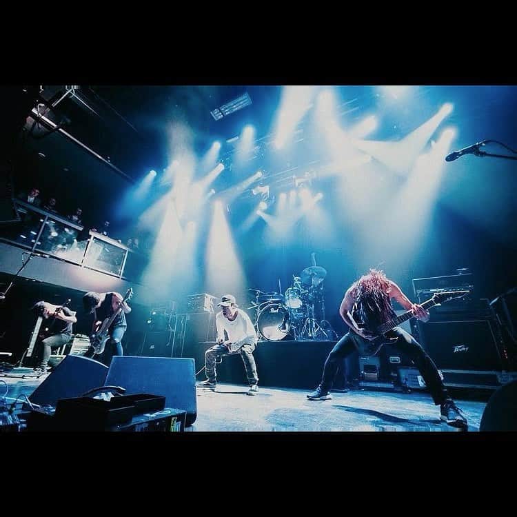 Crystal Lakeさんのインスタグラム写真 - (Crystal LakeInstagram)「Two years ago around this time, we did our first North American tour as an opener for @augustburnsred @fitforakingtx and @missmayiband .  We'll never forget the moment when everyone in the room started chanting our name right after our set on the first day of the tour.  Which bands do you want to see us tour with when we come over to your country next time?  📸: @rayduker  2年前の今頃、August Burns Red、Fit For A King、Miss May Iと初の北米ツアーを行いました。  ツアー初日のCrystal Lakeコールが始まったあの瞬間を忘れることはないでしょう。  ツアーが再開できるようになったら、どのバンドとツアーをしてほしいですか？コメントで聞かせてください。」1月30日 15時58分 - crystallake777