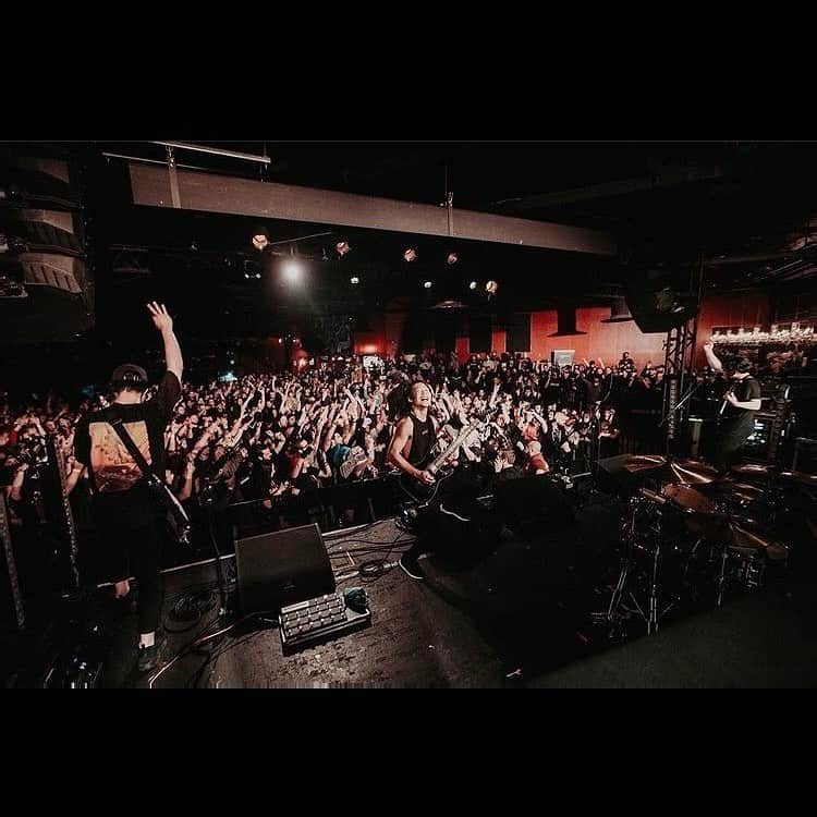 Crystal Lakeのインスタグラム：「Two years ago around this time, we did our first North American tour as an opener for @augustburnsred @fitforakingtx and @missmayiband .  We'll never forget the moment when everyone in the room started chanting our name right after our set on the first day of the tour.  Which bands do you want to see us tour with when we come over to your country next time?  📸: @rayduker  2年前の今頃、August Burns Red、Fit For A King、Miss May Iと初の北米ツアーを行いました。  ツアー初日のCrystal Lakeコールが始まったあの瞬間を忘れることはないでしょう。  ツアーが再開できるようになったら、どのバンドとツアーをしてほしいですか？コメントで聞かせてください。」