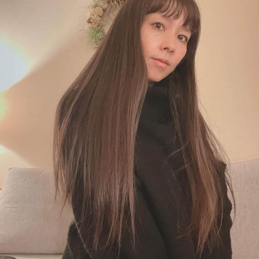 akikoのインスタグラム：「私の髪の毛伸びるのが異常に早いと思う。 前回ドネーションしてショートにしたのが2018年の5月。それから2年半ちょっとでもう腰までの長さ。 ちなみに3枚目はちょうど1ヶ月前。毛先が少し巻かれてるけど、絶対に1ヶ月1cmどころじゃなく伸びてると思う。  伸びるのがすごく早いもう一つの理由は、前回ショートにしてから一度も髪を切ってないからです。（前髪は切ってるけど) カラーもパーマもしてない健康毛なので、是非必要な人に使ってもらいたいと思います。  ヘアドネーションは、31cmにみたなくてもいい、と言われているみたいですが、やはりなるべく長い方が重宝されるそう。フルウィッグを作るのにはそこそこの長さが必要なようなのです。 カラーやパーマで傷んでいてもいいそうです。逆に、そこまでしても長く伸ばそうと思う人が少なくて、長い髪が不足しているのかも。  ドネーション賛同サロンはたくさんあります。今はコロナの影響もあってか、切った髪はいずれかのドネーション受け入れ団体に自分で送るのが主流になってきているそうですが、そんなに手間なく送れます。  髪を伸ばしているかたはぜひ検討してみてください。  私ももう少しだけ伸ばしてドネーションしようと思っています。  #ヘアドネーション #ヘアドネーション賛同サロン」