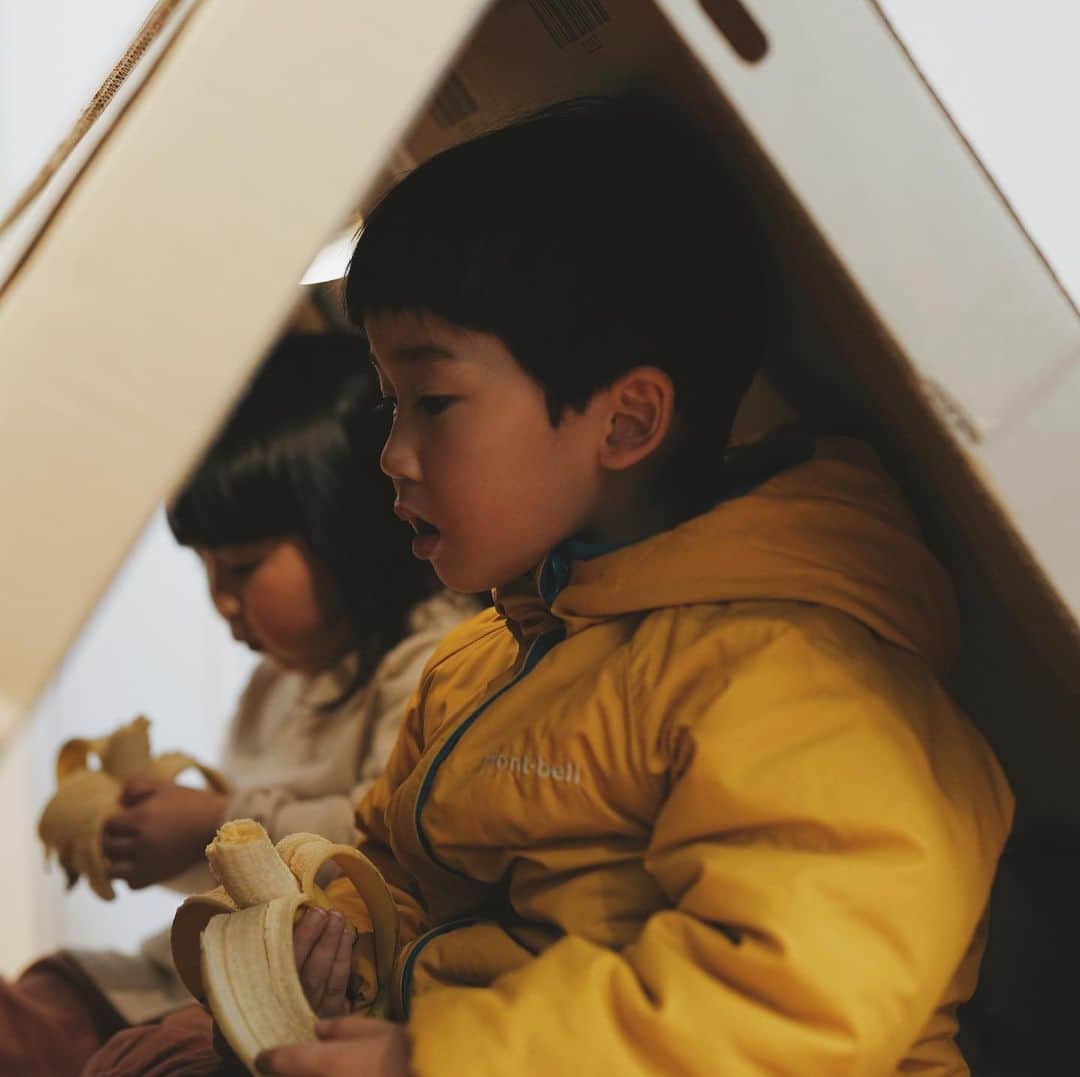 Takafumi Gotoさんのインスタグラム写真 - (Takafumi GotoInstagram)「Eテレで満島真之介がダンボールでテントを作っているのを見た季之介が作ってくれと言うので、ダンボールテント作成⛺️自分で作ったものの中々の大きさで結構邪魔であるが、かなり気に入ってくれた様子。そしてテント内でバナナ食う兄妹🍌」1月30日 15時56分 - apollo510