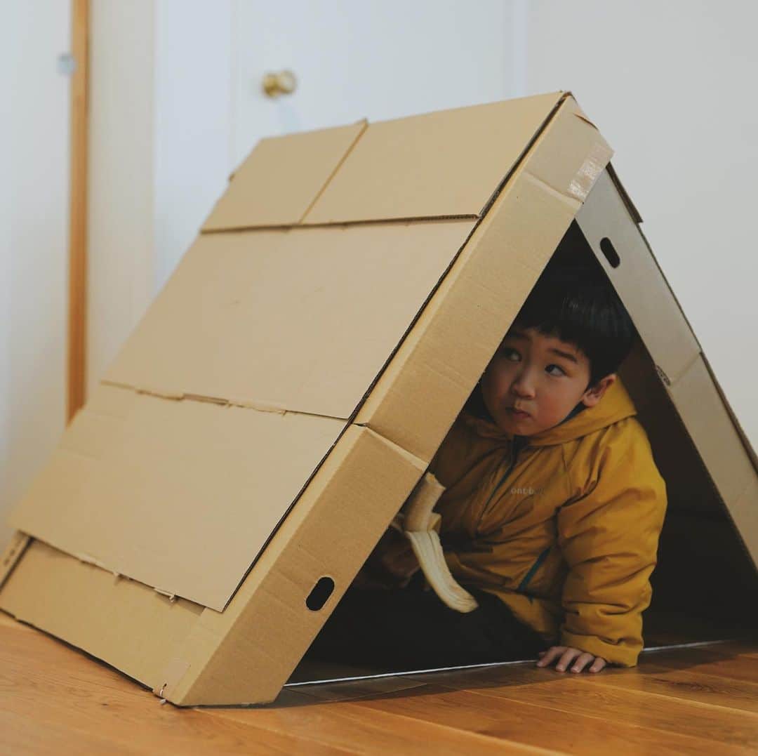 Takafumi Gotoのインスタグラム：「Eテレで満島真之介がダンボールでテントを作っているのを見た季之介が作ってくれと言うので、ダンボールテント作成⛺️自分で作ったものの中々の大きさで結構邪魔であるが、かなり気に入ってくれた様子。そしてテント内でバナナ食う兄妹🍌」