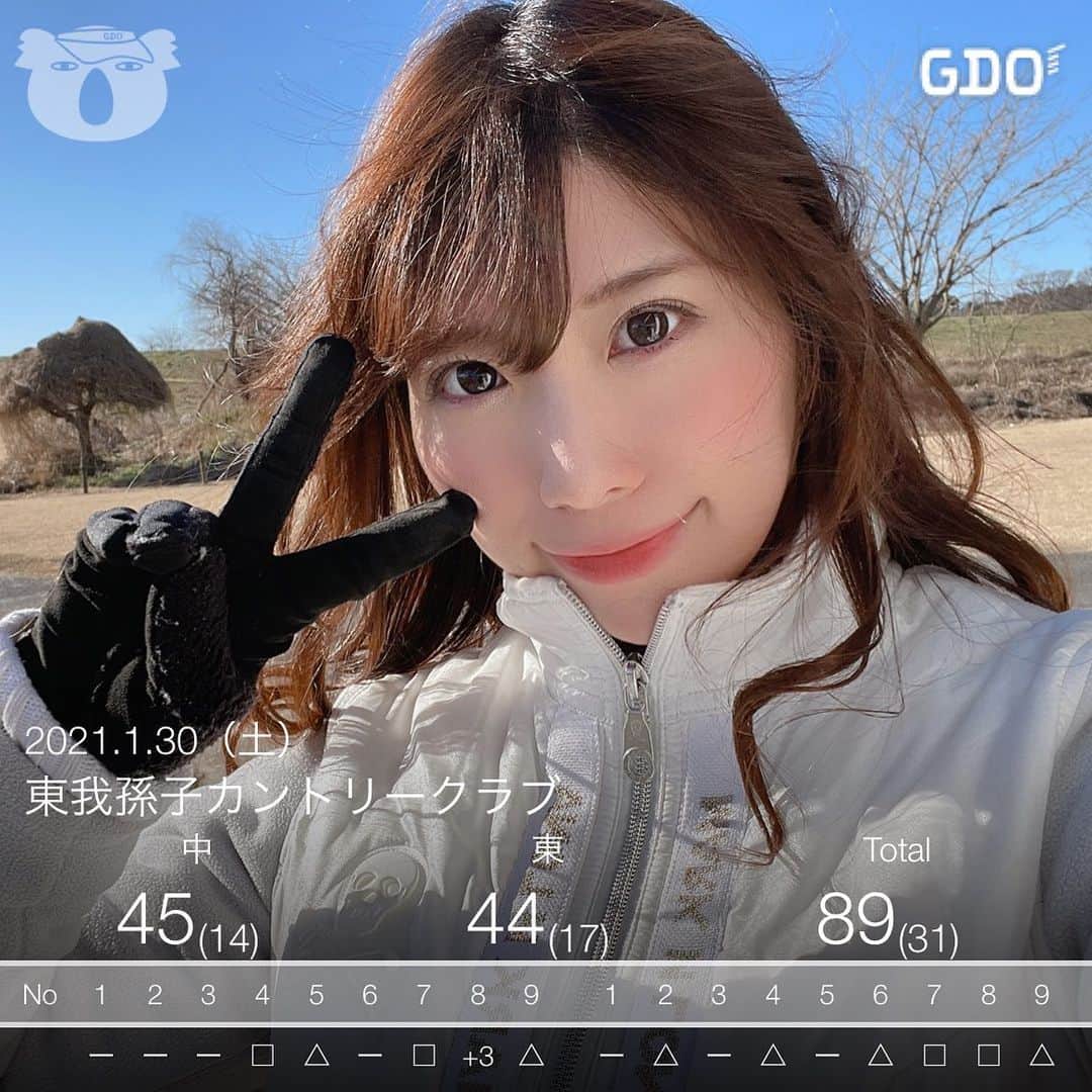 MOMOのインスタグラム：「な、な、な、なんと。。 80台でました😯😯😯😯 今日はとにかくアプローチとパターの調子が良くて、あれなんだかスコアが良いなぁと思ってはいたんだけど終わってみたら89⛳️💕  自分が1番驚いた😂  今年の目標は80台を出すことだったんだけど、図らずも達成してしまった😂 嬉しくてピース✌️笑  やっぱりスコアはアプローチとパターなんだ。。。。。 アプローチとパター、より一層頑張る🥺💕💕  一緒に回ってくれた人のおかげで嬉しいスコアが出せちゃいました🐶💕  風は強すぎて吹き飛ばされそうだったけど、お天気にも恵まれた😆❣️  これだからゴルフやめられない〜😆  #ベストスコア #ベストスコア更新  #打ちっぱなし   #ゴルフ女子 #ゴルフウェア #ゴルフコーデ #ゴルフ好きな人と繋がりたい #ゴルフ好き #ゴルフ初心者  #ゴルフ男子と繋がりたい #ゴルフ場 #golf #golfwear #ゴルフコース #golfgirl #golfswing #골프 #golfstagram  #골프여자 #平日ゴルフ #平日ゴルファー #ゴルフうまくなりたい #ゴルフばか」