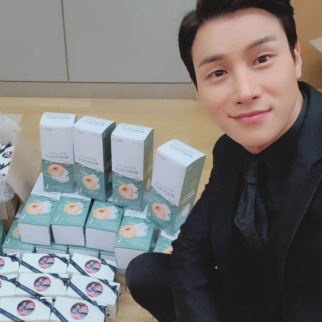 Lee Si-gangのインスタグラム：「일본 팬분들 께서  떡 서포트🚚 마스크  1000장 을 보내 주셧습니다❣ 감사합니다❣  日本の皆さん！最後まで応援の力 ありがとございます❣ 皆で美味しく食べました❣ ドラマはどうですか？」