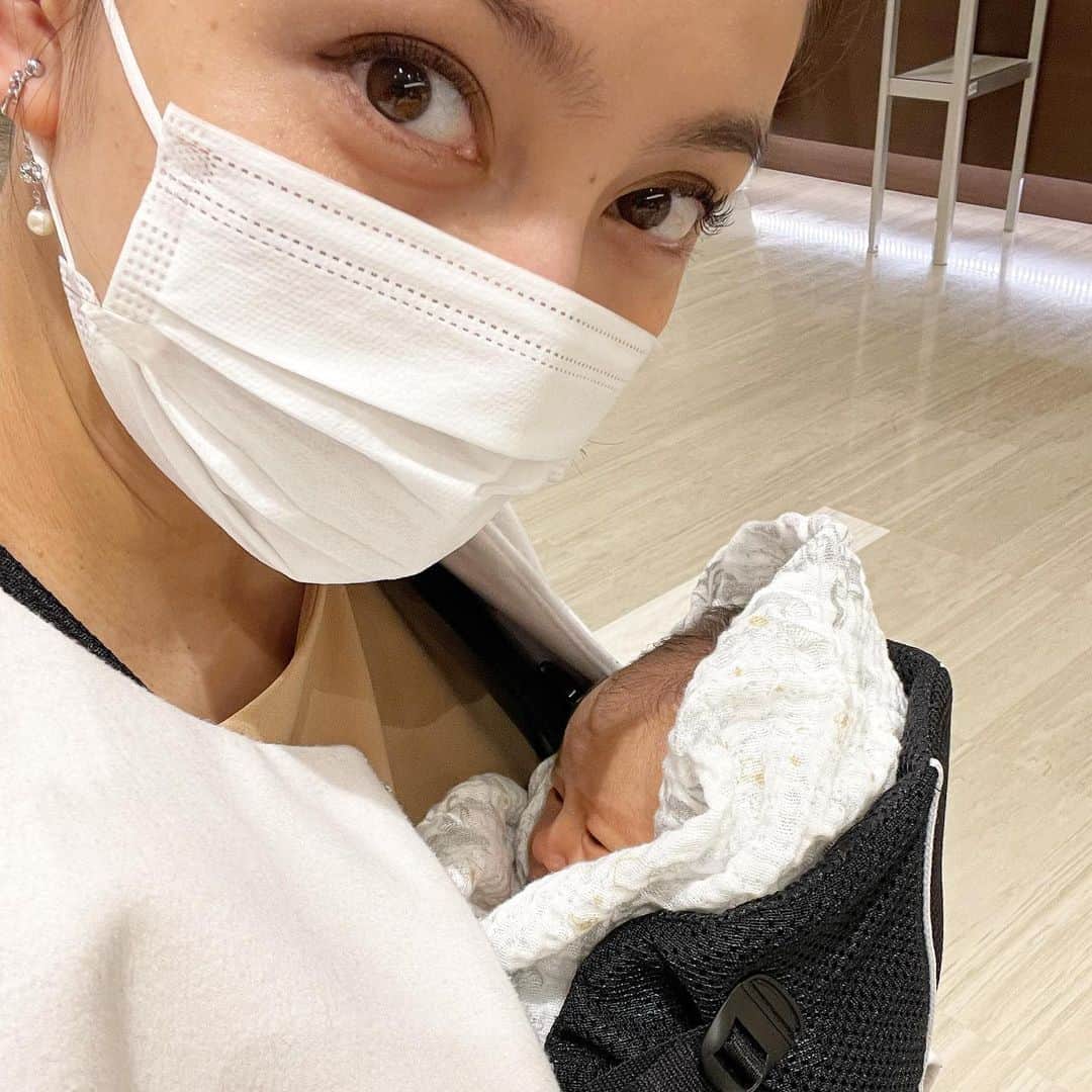 のインスタグラム：「ワタシが来た！ いや、ボクが来た！ 無事に本日退院しました。 小児科の先生方、本当にありがとうございました😊順調に体重も増え始め、黄疸も落ち着き、今日からやっと一緒に生活スタートです！！ 上の2人がもう既に大変で、一瞬で余裕なんてなくなりましたが(笑) それぞれがあまりヤキモチ妬いて悲しい気持ちにならないように、気をつけながら過ごしたいと思います。お姉ちゃんは一度経験しているから、お世話する気満々ですが、おにいちゃんは初めての事なので、既に赤ちゃん返り始まりました。哺乳瓶で牛乳飲みます。可愛いなぁ❤️」