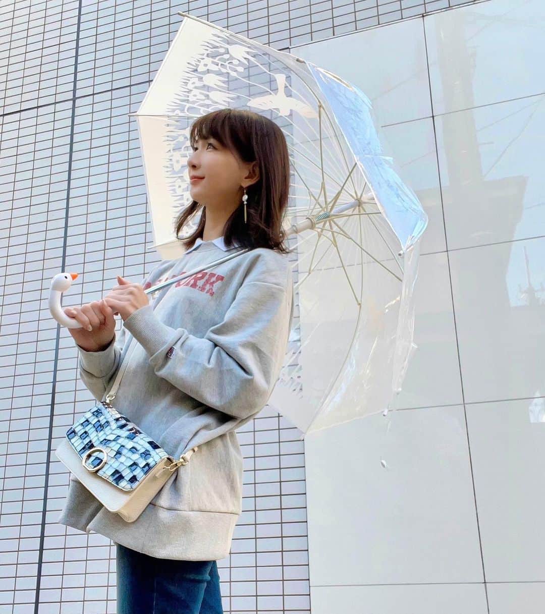 中谷あすみさんのインスタグラム写真 - (中谷あすみInstagram)「最近使っているお気に入りの傘🌂  @gnocco_jp さんの鳥かごデザイン🐤 持ち手がくちばしになってて可愛いしシンプルにオシャレ✨ 猫デザインもあるんだけどニョッコさんの傘とっても可愛くてオススメ☺︎  bag @florist_zozotown  earing @kikiyastore   #ニョッコ #gnocco #flowrist #フローリスト #オシャレ傘 #鳥かご #傘 #ショルダーバッグ #PR」1月30日 16時09分 - asumi_naa