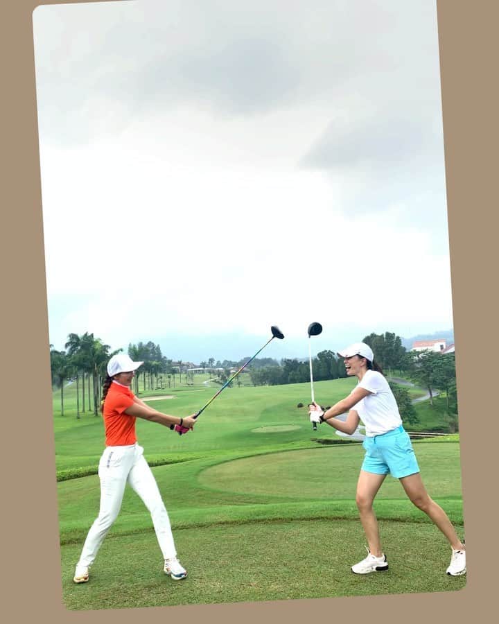 ルナ・マヤのインスタグラム：「Good game #golf @sentulhighlandsgolfclub」