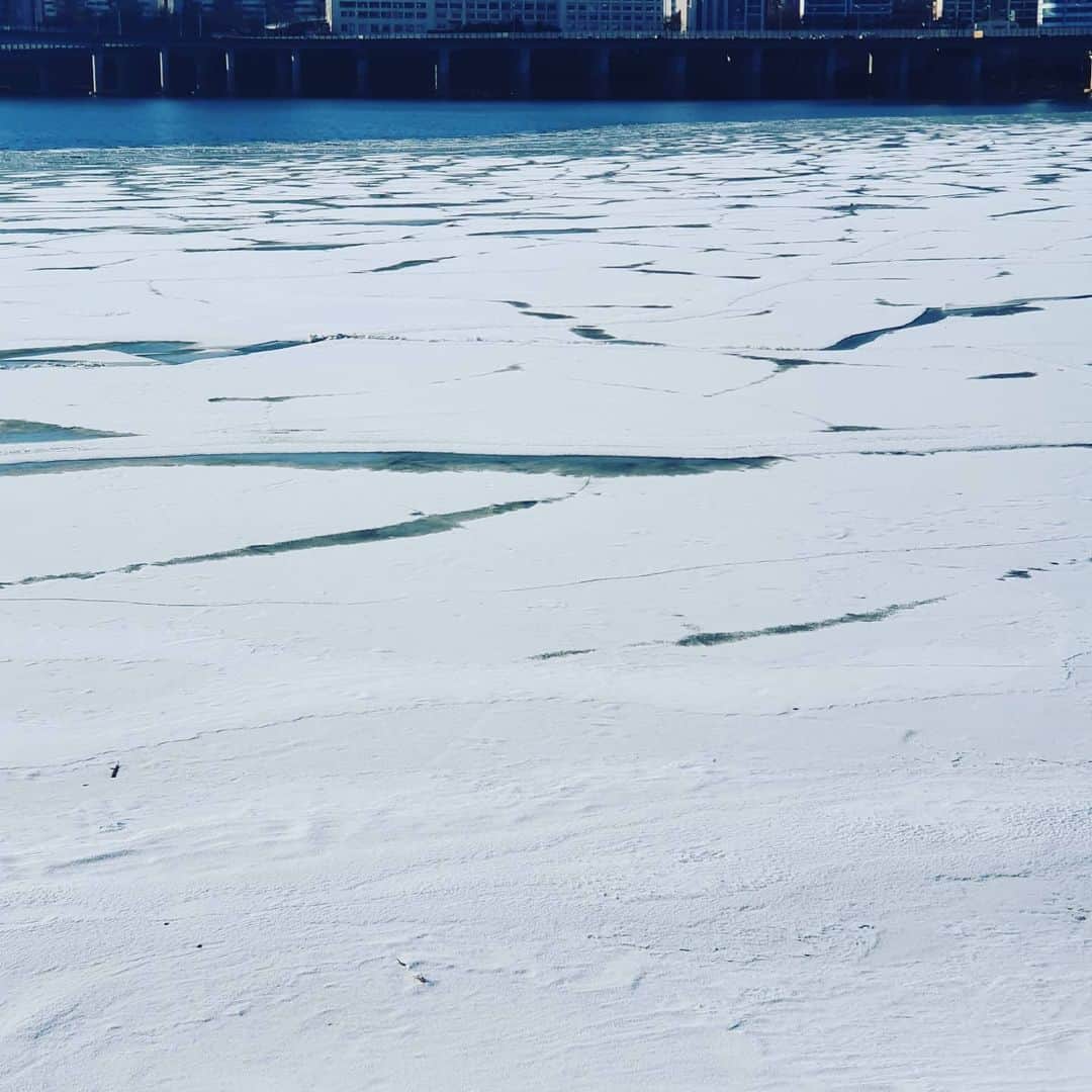ハン・ジョンスさんのインスタグラム写真 - (ハン・ジョンスInstagram)「우리동네 한강은 눈밭. 걸어가고싶다... 빠지겠지? ㅎㅎㅎ #한강 #아직 #눈밭」1月30日 16時12分 - hanjungsoo