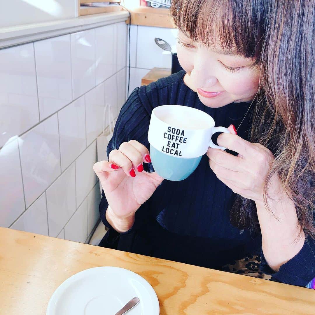 坂木優子さんのインスタグラム写真 - (坂木優子Instagram)「♡ ♡ ♡  Tea time ❤️  数え年の厄年　#次女ちゃん 厄祓い✨✨✨  冷えたカラダに シミル♪  #hayama #chill #time#cafe #米粉スイーツ #ほうじ茶ラテ  #娘との時間 #morito#beach#海のある生活 #お仕事 #終わり #待ち合わせ#mydaughter #パンケーキ」1月30日 16時12分 - beacheyuko