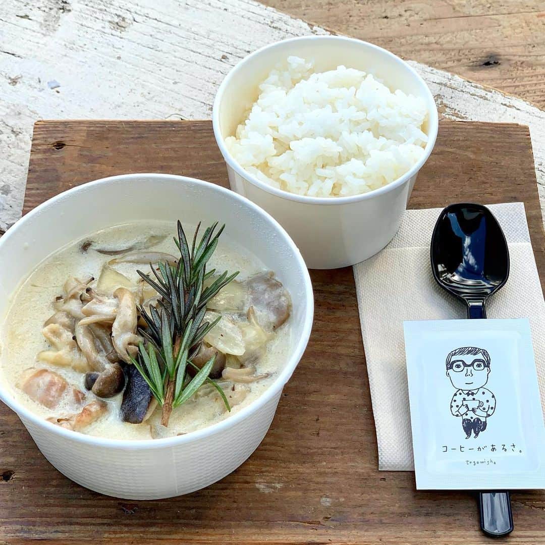 手紙社さんのインスタグラム写真 - (手紙社Instagram)「【本とコーヒー tegamisha】﻿ まだまだ寒い日が続いています。こんな日には、チキンときのこをクリームソースで煮こんだ「フリカッセ」はいかがでしょう。“フリカッセ”とは、白い煮込みを意味するフランスの家庭料理のこと。やわらかい鶏肉とクリーミーなソースがおいしいですよ。ぜひ、ご家庭でも手紙舎の味をお楽しみください。﻿ ﻿ ◎営業時間◎﻿ 平日11:30〜18:30／土日祝日11:30〜18:00﻿ ﻿ 2021/1/30﻿ ﻿ #手紙舎#手紙社#本とコーヒー#お持ち帰り#テイクアウト#フリカッセ#イートインも可能です」1月30日 16時16分 - tegamisha