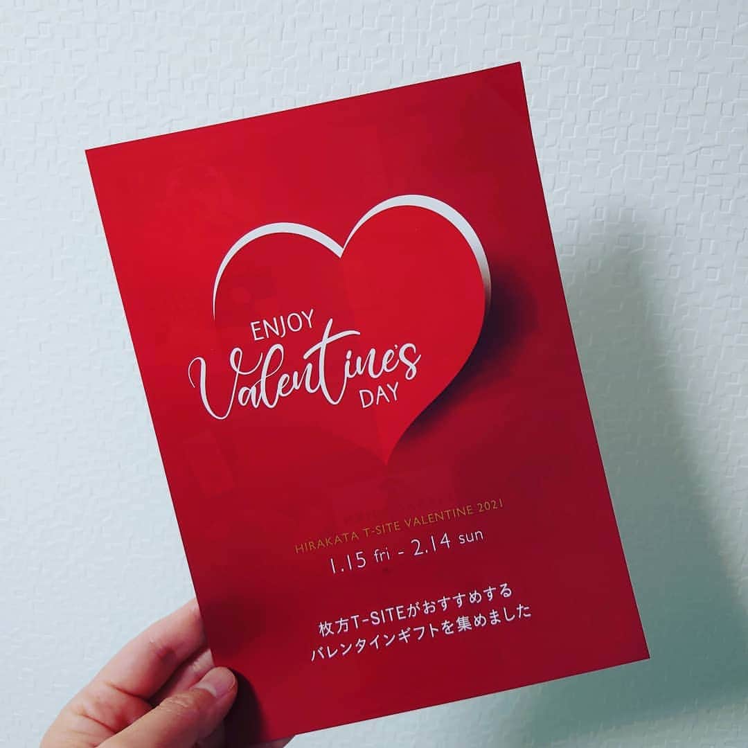 枚方T-SITEさんのインスタグラム写真 - (枚方T-SITEInstagram)「‟Enjoy Valentine's Day″  真っ赤なバレンタインタブロイド誌、1F入口付近にて配布中！ ご自由にお取りくださいませ。  ちょこっとチョコに… おうちバレンタインのおともに… あの人へ感謝の気持ちを込めたバレンタインGIFTに…  枚方T-SITE各店舗にて、各種バレンタインGIFTやこの季節限定サービスをご用意。    【日時】～2月14日(日) 【場所】１F蔦屋書店 エスカレーター横　および　T-SITE内各店舗  ※タブロイド誌をご覧頂くほか、プロフィール欄、T-SITEのHPより、バレンタインフェアの詳細ご覧いただけます。 ﻿  #枚方tsite #hirakatatsite #蔦屋書店 #枚方蔦屋書店 #tsutayabooks #hirakata_tsutayabooks   #枚方 #hirakata #枚方市駅すぐ#tsite  #hirakata_tsite #バレンタイン #バレンタインデー #Valentine #Valentineday #valentinegift」1月30日 16時20分 - hirakata_tsite
