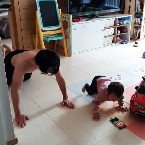 チョ・ヒョンジェのインスタグラム：「#Exercise with my son^^ #😆 #🏋️」