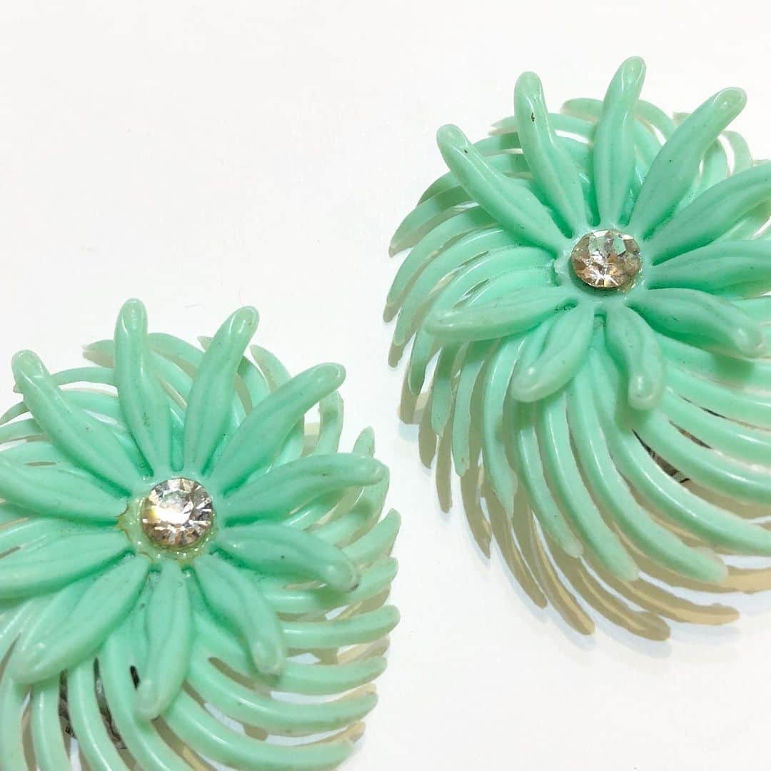 NUTTY Vintage&Collectibleのインスタグラム：「🌿RECOMMEND VINTAGE🌿  ☑︎vtg green fether design earrings  発色の良いグリーンで大ぶり。 きらりとラインストーンが輝きます。 柔らかい素材で、軽い付け心地です。  🛒VINTAGE ONLINE STOREにてお買い求めいただけます🛒  ---------------------------------------------------- 💐Formal Fair 2021💐1/18(mon)~ ☑︎ヴィンテージジュエリーALL10%OFF  🚌送料無料🚌1/15(fri)~ ☑︎VINTAGE ONLINE STORE ¥10000以上 ☑︎SELECT BOUTIQUE ONLINE STORE ¥5000以上 お買い上げで全国一律送料無料！ （※ONLINE STORE/その他通販全て対象） ----------------------------------------------------」