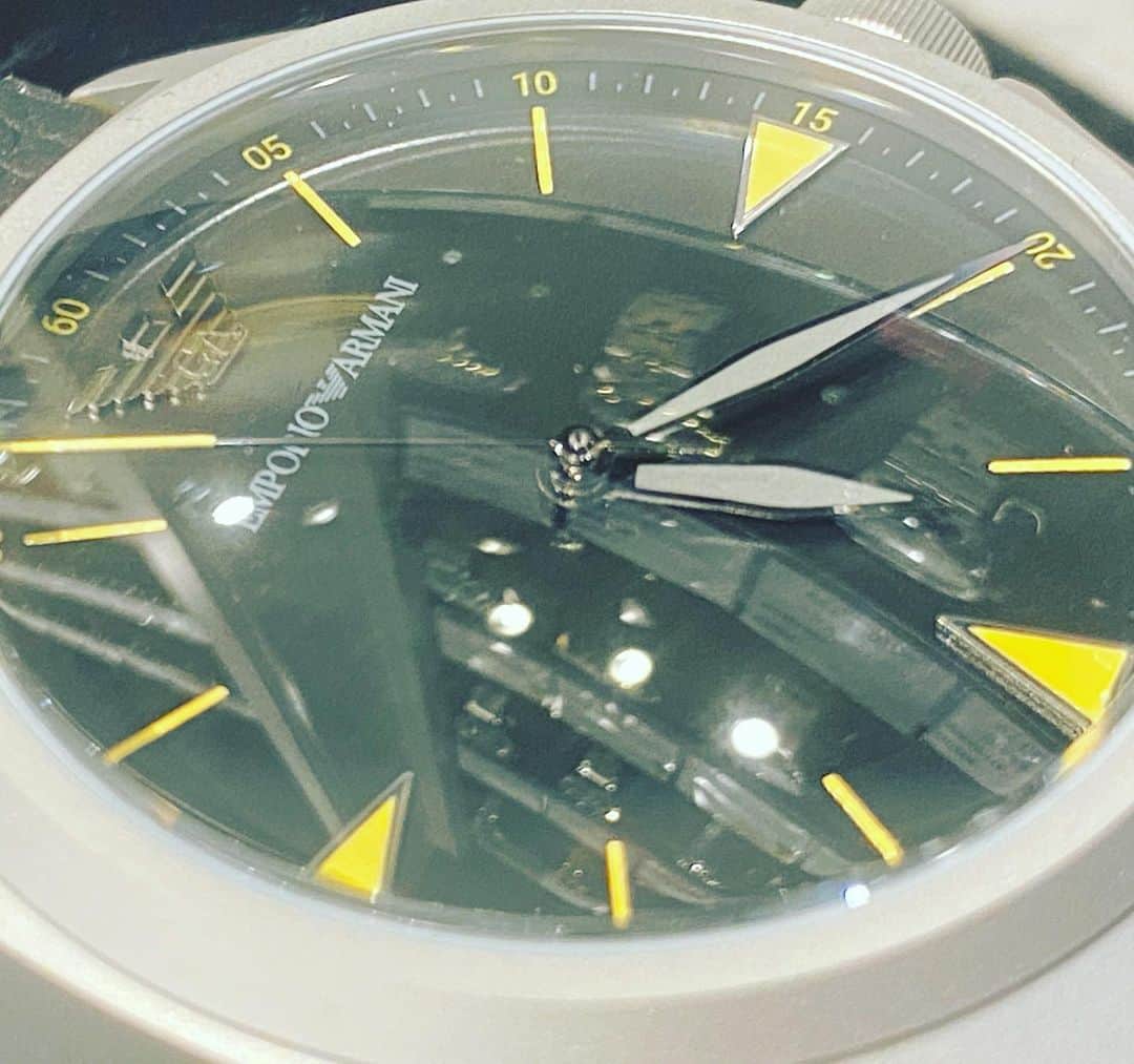 のインスタグラム：「AR11330 シンプルでクラシカル。 アルマーニらしさも忘れずに。 この、黄色インデックスが、むちゃかっこええ。  ガラスはドームガラスです。  時計倉庫TOKIAなら、定価の40%オフで、1万円台なのでお手頃なので、是非実物を見に来て欲しい。  これは、いいです！ #腕時計⌚  #EMPORIO ARMANI #おすぎ大臣」