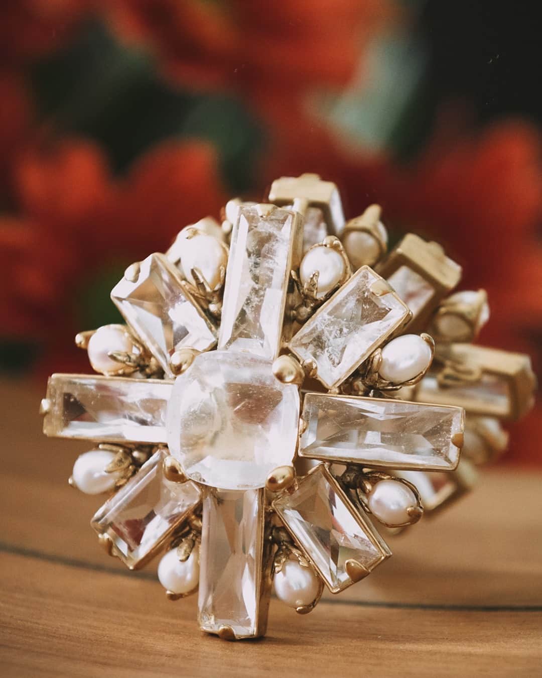 グーセンス パリのインスタグラム：「STONE brooch (can also be worn as a medallion on a chain) . . 📷 by @alix.marnat」