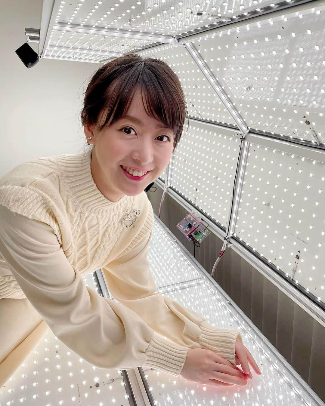 藤本真未さんのインスタグラム写真 - (藤本真未Instagram)「* LEDの光に包まれて、 リフレッシュしてきました💆‍♀️ @cryo_salon  * ＂近未来型岩盤浴＂という感じ😴 施術後の肌の透明感・明るさ✨ 体が芯から温まった感じ✨ 驚きでした☺️本当に心地が良かったです！ * 非接触型で、完全プライベート空間なので、 安心して施術を受けることができました😊 * 実は私、肩凝りが本当にひどくて、 定期的にマッサージなどに通っておりましたが、 新型コロナウイルスの影響でマッサージも控えておりまして、ずいぶん長い間行けずにおりました。 ついには、頭痛もしだして(偏頭痛などはない) どうしよう…と悩んでいたところ、 こちらを紹介していただきました。 (スタジオなどにもある女優ライトがたくさんある状態なので、写真もよく撮れます📷笑) * 久しぶりにぐっすり眠れました💤 * #非接触型 #エステ #時短エステ #フォトニックシャワー #美容 #LED #LEDライト #LED光線 #クライオサロン #サロン #眩しい」1月30日 16時29分 - manamifujimoto108