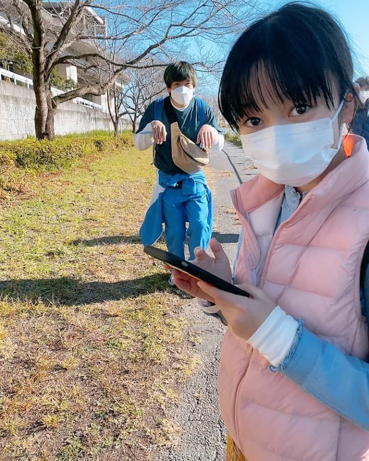 飯豊まりえのインスタグラム：「いつメンの2人。 使い方あってるかな笑🤭  なほちゃんが ココアやコーンスープの素を持ってきていて 私たちにお裾分けしてくれるんです😭✨  いつも三等分にして 仲良く飲んでます☺️☺️  平和な現場🕊」