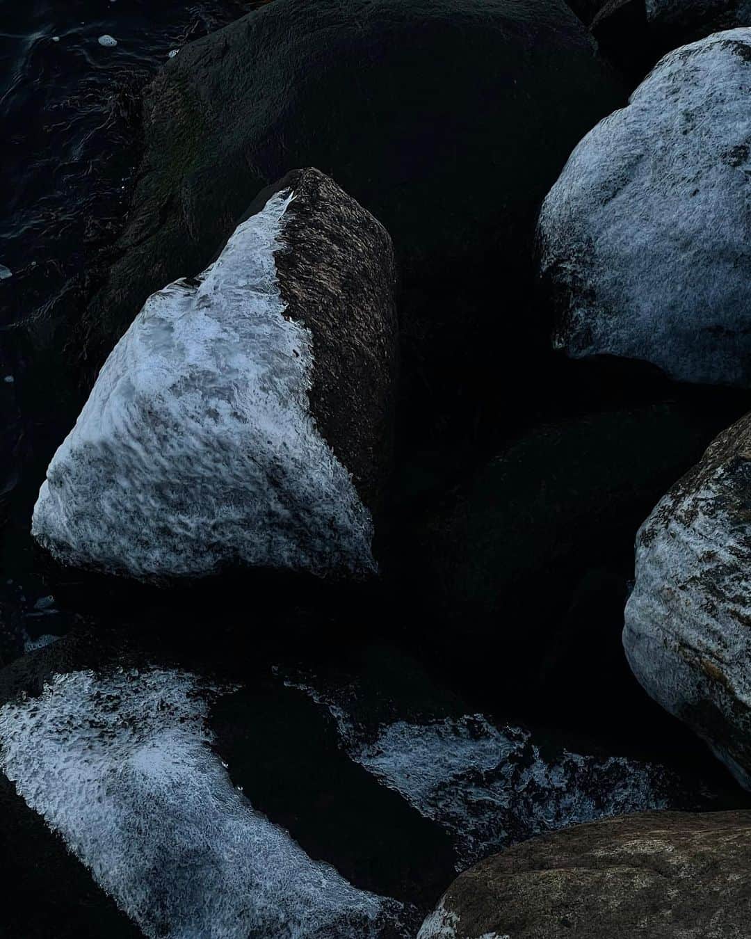 Mathilde Goehlerのインスタグラム：「On the rocks 🪨」