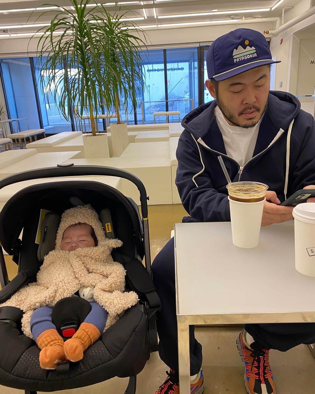 キム・ギバンのインスタグラム：「. 아들이랑 아빠. 벌써부터 친구같음.. 아들은 의젓하고 아빠는 까불이..ㅋㅋ 엄마랑 아빠랑 평생친구하자!! . #부자 #그린이🌱」