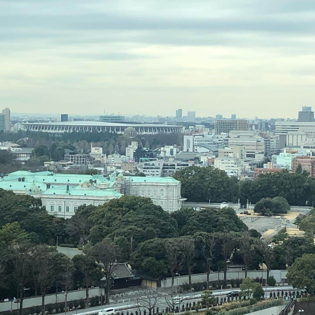 宮崎美子さんのインスタグラム写真 - (宮崎美子Instagram)「皆さん、こんにちは。 先日、こんなにステキな景色が望める場所で対談のお仕事をさせていただきました。 皆さんに見ていただけるよう、お知らせはまた改めてさせていただきます。  あと、美味しいトマトをお取り寄せ致しました。 こちらは、熊本玉名の「キャロルセブン」というトマトです。 雨が少ない今の時期はとても美味しいです。  昨日のYouTubeよしよし。は、朗読「おおかみを騙したおじいさん」見てくださいね。  ttps://youtu.be/EClpmWbQkvk  #小川未明 #キャロルセブン #youtube #よしよし。#宮崎美子」1月30日 16時49分 - miyazakiyoshiko.official