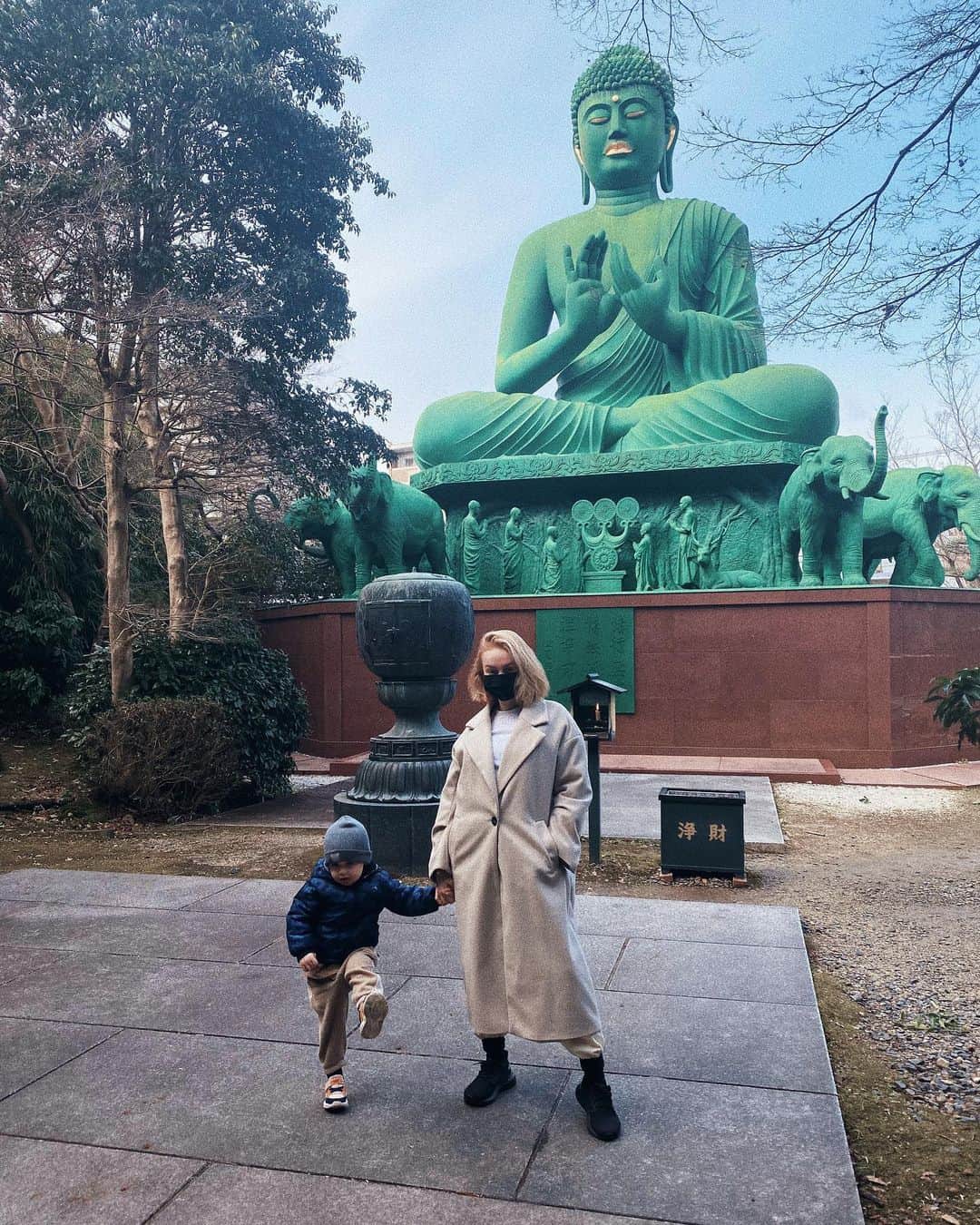 リアノン・ランゲラック（ミッチェル・ランゲラックの妻）のインスタグラム：「Trying to entertain Santi covid safe on a Saturday.. the big green man and an imaginary football did the trick ⚽️🎏」