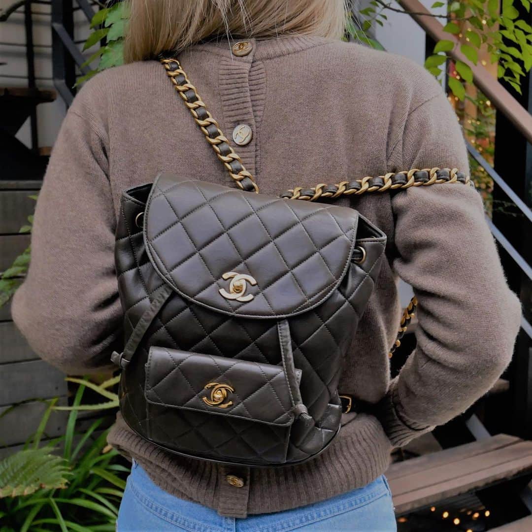 Vintage Brand Boutique AMOREさんのインスタグラム写真 - (Vintage Brand Boutique AMOREInstagram)「Vintage Chanel Duma backpack in khaki💚🍃  DM us to order!!🛒  ✈️Free Shipping Worldwide 📩DM for more info and pricing  ➡️info@amorevintagetokyo.com   #VintageChanel #chanelduma #chanelbackpack #chanel #amoretokyo」1月30日 16時45分 - amore_tokyo