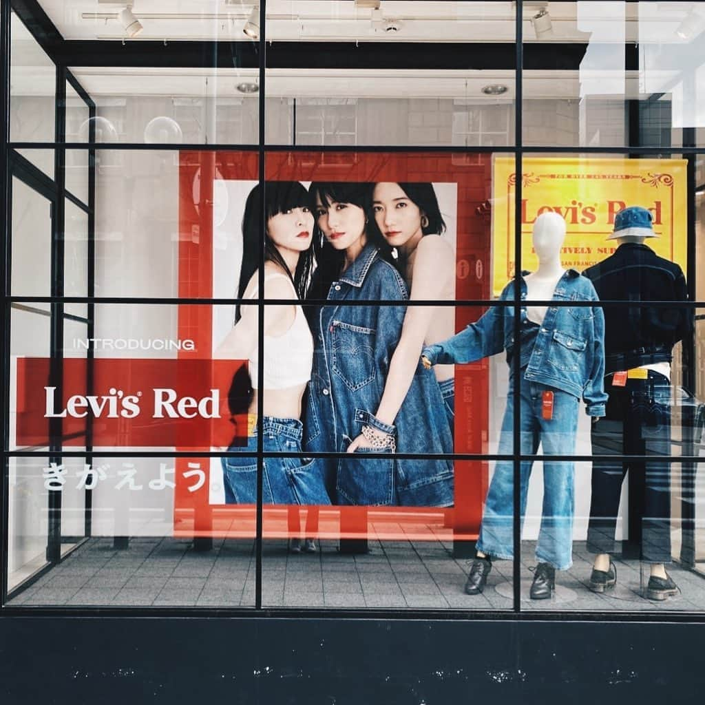 momo8631さんのインスタグラム写真 - (momo8631Instagram)「2021.01.30 Levi’s Red #highloosetaper . PerfumeがなんとLevi’sに起用されたって聞いたんですよ。 なんやかんやで10年以上Perfume追いかけてるし、 デニムも大好きだし といくことで、お金を落とすしかないわけで🙂← . あ〜ちゃんが着用していたこのデニム、 是非骨格ウェーブさんにおすすめしたい。 めちゃくちゃスタイル良く見えます。 ローヒール、スニーカーならとてもらくちんに履けるので 気になる方は是非！ ...... #levisred #はじめてのリーバイス #リーバイスレッド #prfm #fashion #denim #photography #wylg #ootd #シンプルコーデ」1月30日 16時45分 - momo8631