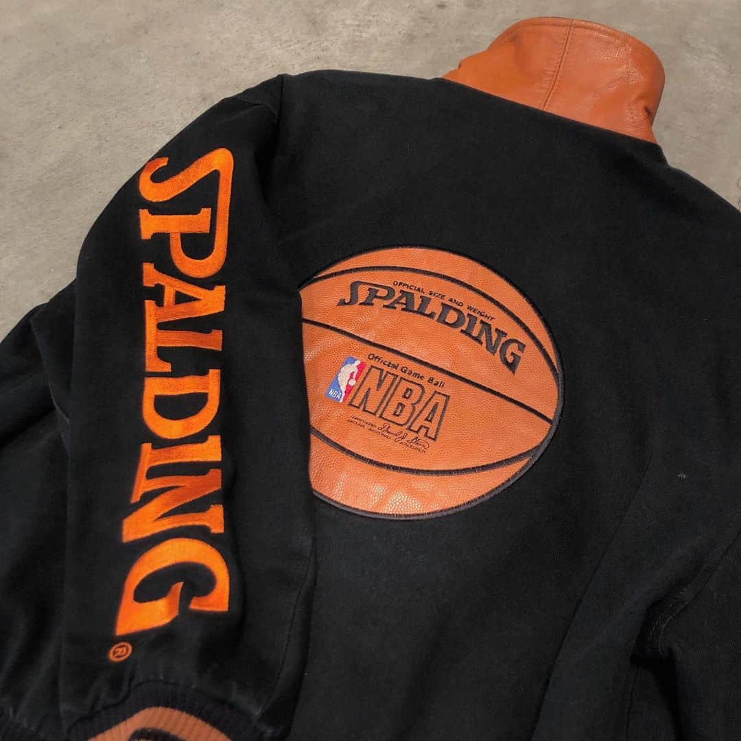 birthdeathさんのインスタグラム写真 - (birthdeathInstagram)「⚡︎ New Arrival ⚡︎  90's SPALDING NBA Game Ball leather patch and embroidered varsity jacket size XL  #nba #vintagenba  #spaldingball  #birthdeath #vintage」1月30日 16時47分 - birthdeath_tokyo