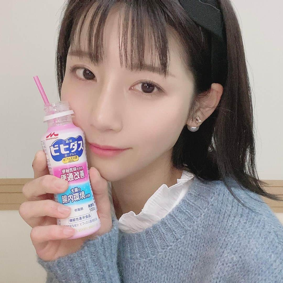 蒼川愛さんのインスタグラム写真 - (蒼川愛Instagram)「美容習慣としてはじめたこと🕊　﻿ ﻿ ﻿ ﻿ 最近毎日パンや甘いお菓子を食べて﻿ 運動は全くしないっていう不規則な生活を続けてたら案の定、お肌の調子最悪でした🥲🥲﻿ ﻿ 偏った食生活や睡眠不足で生活リズムが乱れたりすると、腸内環境が悪化して肌トラブルが起きやすくなってしまう原因になるそう🥲(ストレスも原因になるらしい、、！)﻿ ﻿ 最近「腸活」って言葉をよく耳にするけど、食事のバランスや生活リズムを整えてお通じを改善することは美容にも繋がるんだって☺︎﻿ ﻿ ﻿ 肌質と腸内環境に結びつきがあるなんて知らなかったなぁ💭﻿ 確かにスキンケアを頑張っててもなぜか肌の調子悪いな？？って時は、決まって食生活が荒れてたり、お通じが悪いことが多かったかも…！﻿ ﻿ 身体の内側から健康をつくるのが大切だなって思って、まずは食事から取り入れやすくて毎日続けられる森永ビヒダスヨーグルト 便通改善 を飲み始めたよ🐄﻿ ﻿ これは腸内環境を整えて便通を改善してくれるヨーグルト🍽 味が美味しいのはもちろん、サイズもちょうど良いし低脂肪タイプだから気軽に飲み続けられるのが嬉しい♡うちの冷蔵庫にぎっしり入ってます😂﻿ ﻿ 便秘気味の方や美容習慣や腸活としてもおすすめなので、是非一度試してみてください〜🐄🍼﻿ ﻿ ﻿ ﻿ ﻿ ﻿ ﻿ ﻿ ﻿ ﻿ ﻿ ﻿ ﻿ #ビヒダスヨーグルト便通改善#ビフィズス菌#腸活#ヨーグルト#ビヒダス#PR﻿」1月30日 16時49分 - tougarashi_suki