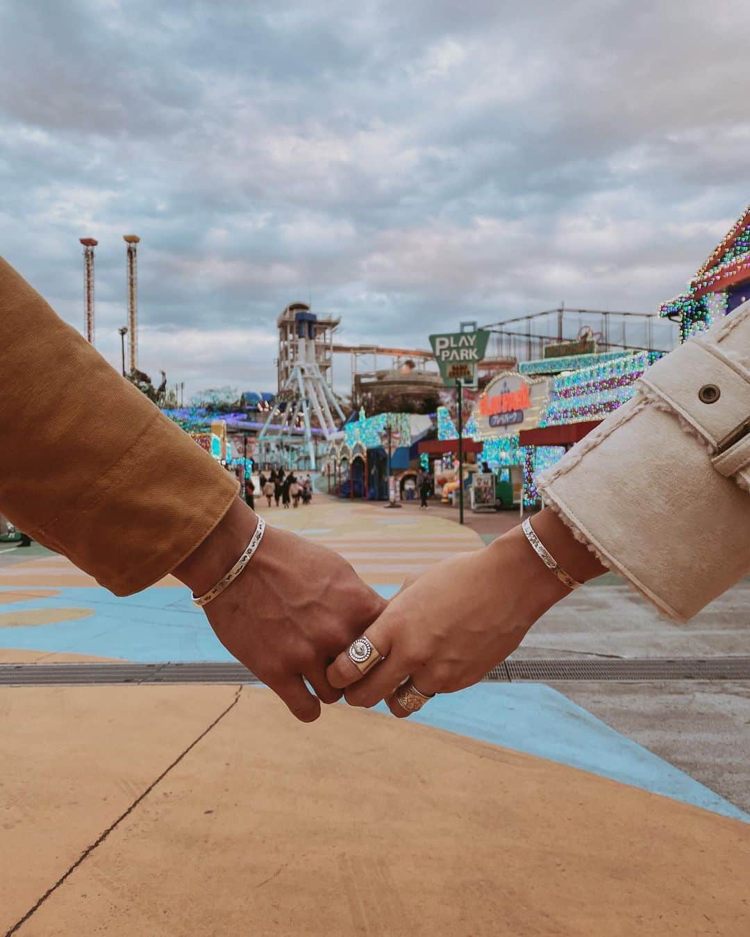 よみうりランドさんのインスタグラム写真 - (よみうりランドInstagram)「左右には様々なアトラクションがいっぱい😊 一緒にみながら楽しそうなものを見つけてください✨  Model： @yuuikaa7   @naminoritooi0317 Photo： @onumaaan   #ジュエルミネーション2020 #イルミネーション2020 #イルミネーション  #よみうりランド #遊園地 #よみラン #よみラン映え #よみランジェニック #ファミリー #家族 #週末 #東京 #小旅行 #女子旅  #観光 #観光スポット #観光地 #インスタ映えスポット  #Yomiuriland #Tokyo #Japan #amusementpark #instagood #trip」1月30日 16時58分 - yomiuriland