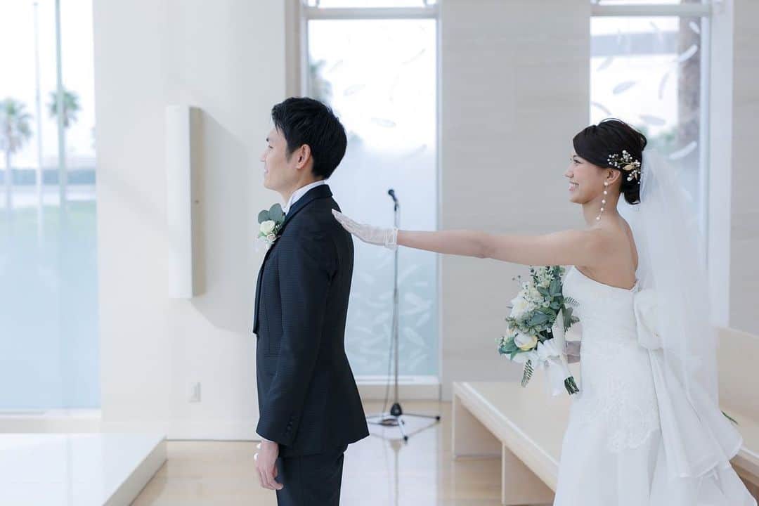 楽婚【公式】Instagramさんのインスタグラム写真 - (楽婚【公式】InstagramInstagram)「. ♡花嫁とのご対応  ウェディングドレスを身にまとったお姿を お披露目する素敵なシーン！ ご新郎様の照れた表情が幸せを物語っていますね♡  ♥先輩カップル：T & A 会場：#東京ベイ舞浜ホテル  @rakukon をフォローして 『#楽婚』をつけて、 お写真の投稿大歓迎♡ 公式IGでリグラムされるかも！？  Webでご予約はTOPのURLより♡ ⇒@rakukon . #楽婚 #rakukon #ベストアニバーサリー  #ベストブライダル #wedding #ウェディング#結婚式#結婚 #フォトウェディング#ウェディングフォト #前撮り#記念日 #プレ花嫁  #日本中のプレ花嫁さんと繋がりたい #花嫁 #卒花嫁#2020年冬婚#2021年冬婚 #2021年春婚 #2021年夏婚#2021年秋婚 #式場探し#ナチュラルウェディング#オリジナルウェディング#ロケーションフォト #チャペル#チャペル式#チャペルセレモニーフォト#ファーストミート」1月30日 16時51分 - rakukon