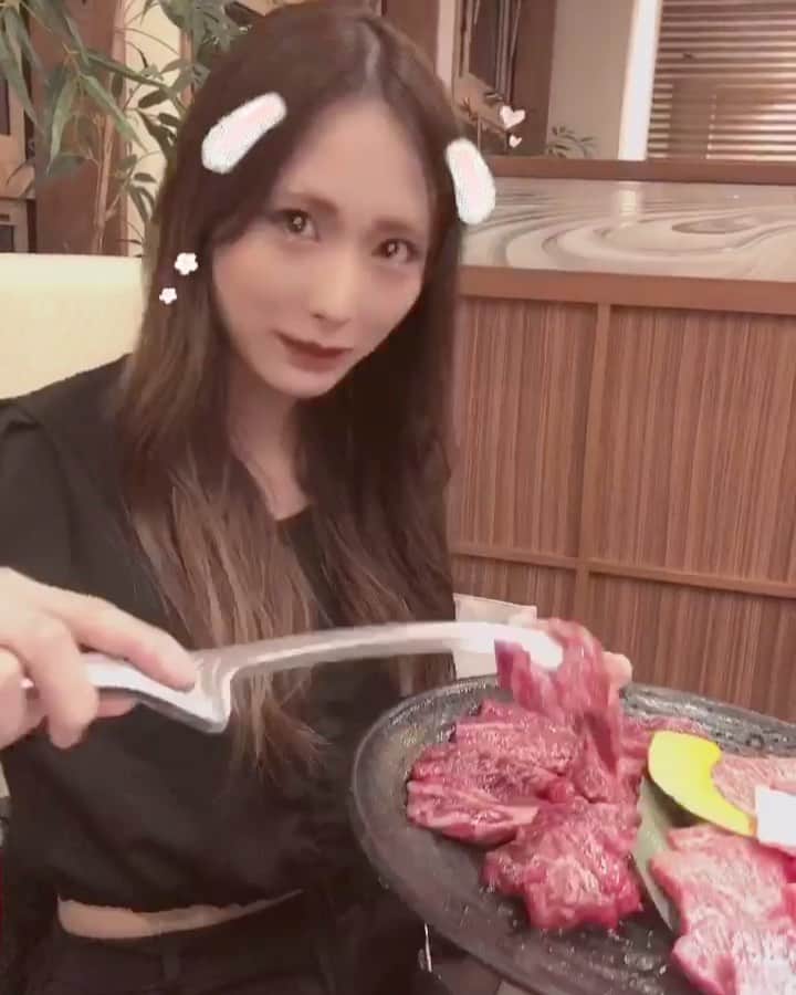 のインスタグラム：「お肉だぁ💗💕🤗ずっと仲良しだよねⅡⅡ第2段🙌 @ask5086  12月はあっちゃんの birthdayお祝いしていただき本当にありがとうございました💓💕💗感謝いっぱいの birthdayになったよ🌷🌷🌷🌷🌷🌷🌷🌷🌷🌷🌷🌷🌷 配信にも来てくれてありがとー♥️ thank youです😭🙌✨💓 皆様から暖かいギフトをいただきまして 改めて本当にありがとうございます😭✨ 🌸🌸🌸🌸🌸🌸🌸🌸🌸🌸🌸🌸🌸 1月こそイチナナLive配信ちゃんと頑張りまーす‼︎‼︎ 皆様に毎日smile〜😚♥️届けられる様に 💕💗張り切って頑張りまーす🙌✨😭 ☺️なんだかんだ言って、私が1番〜 皆様に配信で元気頂いてます♪😙ﾍﾍ 🌼🌼🌼🌼🌼🌼🌼🌼🌼🌼🌼🌼🌼 いつもありがと〜って言えて 幸せな気分にさせて頂いているのは 私だぁ☺️😂💓💗🙌笑笑 💕🐝🌻☺️🌼🌈🤍エランドール🎷ＰＭ8:00-ＡＭ1:00です🚨ｴﾗﾝﾄﾞｰﾙ＆ﾀｰｹﾞｯﾄにも是非遊びに来てください〜✌️🐰💕🌻 　1月はエランドール《あさみさん》の お誕生日 ✨birthday月です1.11.です💛次の日は😳😳✨《わかなちゃんの》 birthdayです💗💕お祝いラッシュLUSHでーす！！✨おめでとう🎉💗ﾍﾍ 来てくれるだけで♥️ありがとー！！！！♥️ 素敵な birthdayになったよ✨💕😚感謝いっぱいです♥️ 👆ちなみにｴﾗﾝﾄﾞｰﾙが本業です✨ さやかは話すことがめちゃめちゃ大好き💕 なんだなぁってここ最近凄く感じてます‼︎ 毎日初めての出逢いにワクワク🎉ドキドキ💓 毎日オシャレして可愛いメンバーちゃんと一緒に元気に皆様のご来店をお待ちしております‼︎ さやか→🥸Instagram🍑📷♡https://www.instagram.com/ssayaka0904/ も🙌✨🎉1.8万人✨🙌なりました🙌 皆様チェックして頂き本当にありがとうございます☺️💕💗💓嬉しい😆thank you〜 改めて本当にありがとうございます😭✨ ♥️♥️♥️🎉♥️♥️♥️🎉♥️♥️♥️🎉♥️♥️♥️ 今後とも宜しくお願い致します🥺。 ⚠️イチナナLIVEアプリ⚠️ダウンロード無料です 《さやか０９０４》🐝検索 ⚠️毎朝6時から6時45分までやってます🐼🐼 😚もし良かったら毎朝待ってますよー！！☺️ #帯広エランドール #帯広E'lan d'or#帯広ラウンジ #帯広スナック#帯広snack #帯広 #十勝帯広 #帯広飲み屋 #帯広写真 #帯広ローヤルプラザビル #北海道 #帯広可愛い #帯広ホステス #帯広飲み放題 #帯広アルバイト募集#帯広アルバイト#帯広求人 #帯広おすすめ #帯広女の子#帯広バイト募集 #帯広オシャレ#帯広グルメ#帯広看板娘#帯広ダンス#帯広オフィスK#帯広祭り#帯広コスプレ#帯広イベント#帯広ターゲット」