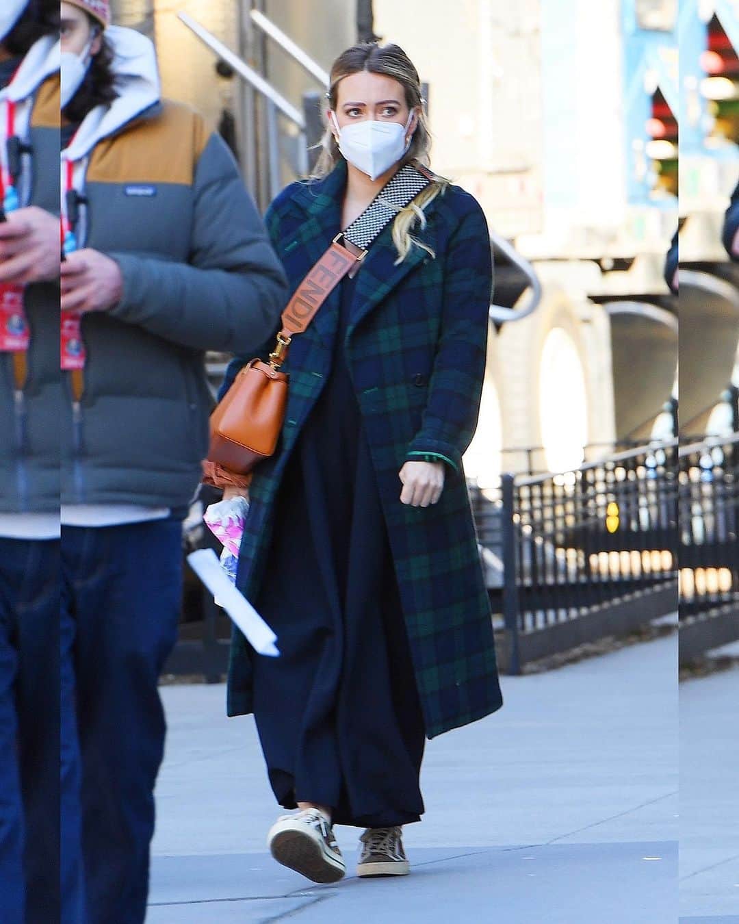 Just Jaredさんのインスタグラム写真 - (Just JaredInstagram)「Hilary Duff waves to cameras as she’s spotted on the set of #Younger in NYC ahead of the weekend #HilaryDuff Photos: Backgrid」1月30日 16時53分 - justjared